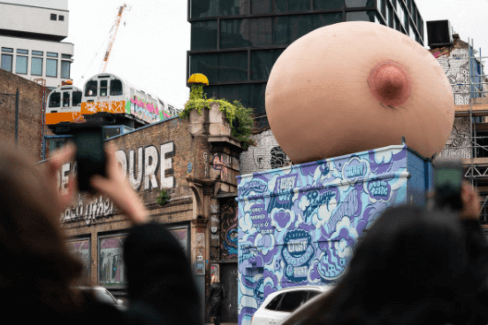 Senos gigantes se toman Londres para defender el amamantar en público