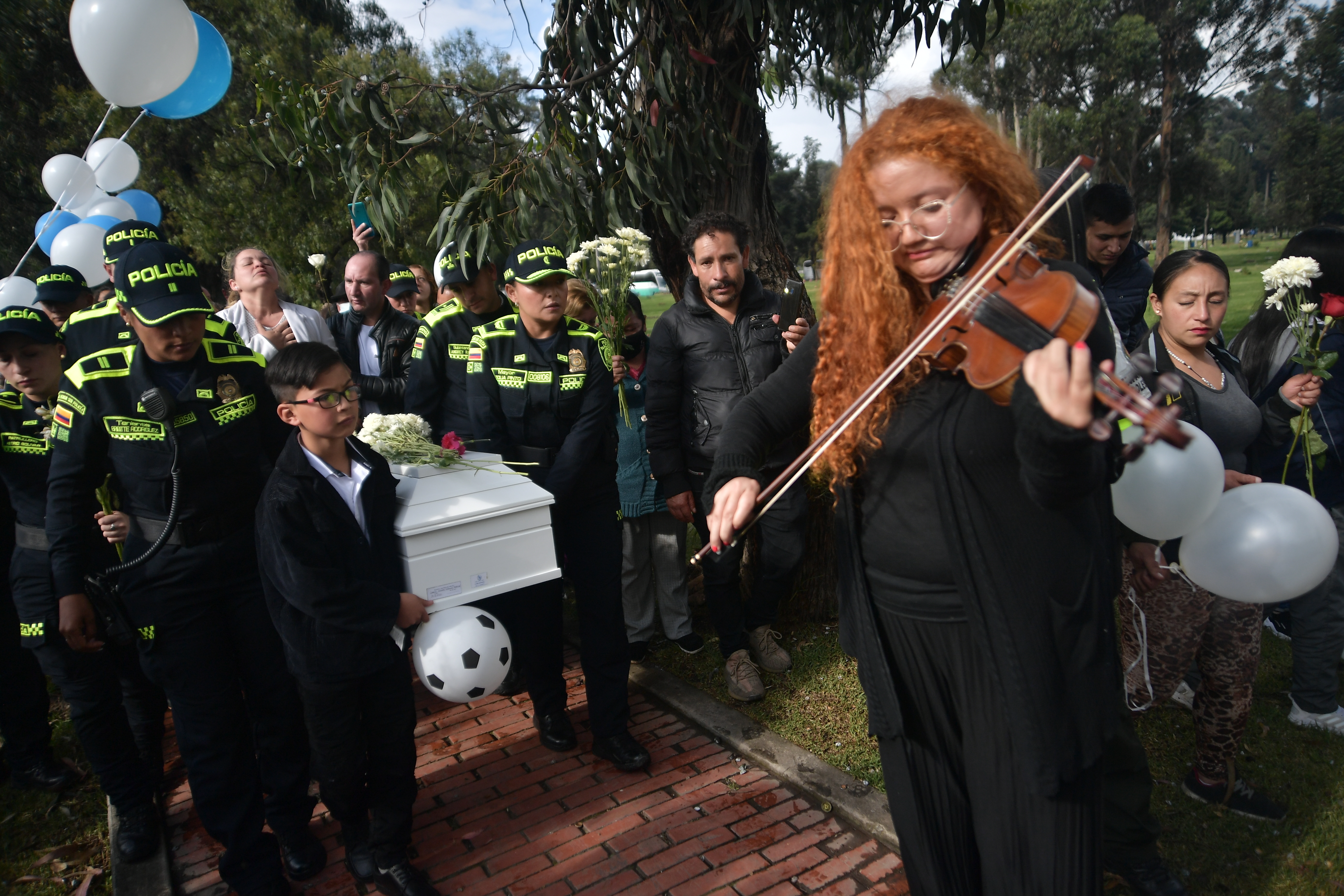 “Pollo, te amamos”: el doloroso adiós de la madre de Gabriel Esteban en su sepelio