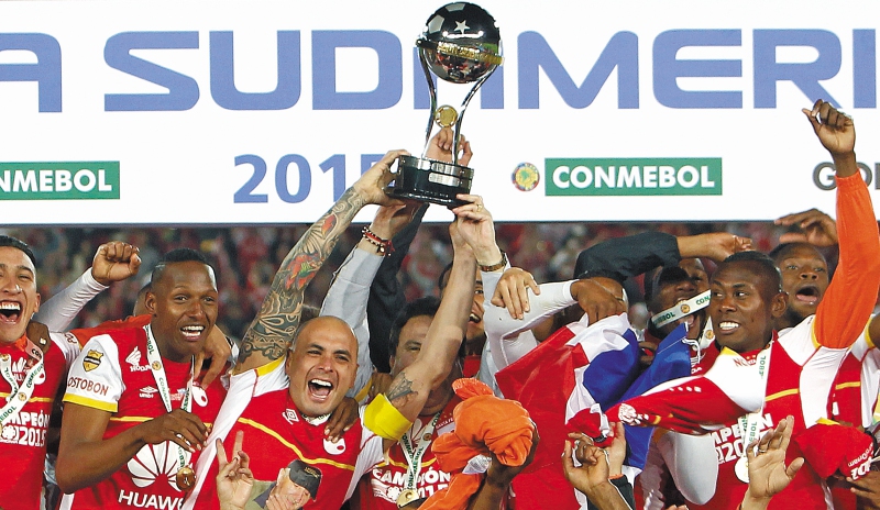 MED55. BOGOT¡ (COLOMBIA), 09/15/2015.- Los jugadores de Independiente Santa Fe de Colombia celebran hoy, miÈrcoles 09 de diciembre de 2015, despuÈs de ganar la final de la Copa Sudamericana frente a Hurac·n de Argentina en el estadio Nemesio Camacho El CampÌn, en la ciudad de Bogot· (Colombia). Independiente Santa Fe le dio hoy a Colombia el primer tÌtulo en Copa Sudamericana al imponerse en los penaltis por 3-1 tras igualar 0-0 en la prÛrroga con el Hurac·n argentino en la tercera final que protagonizan en el certamen equipos de esos paÌses. EFE/MAURICIO DUEAS CASTAEDA