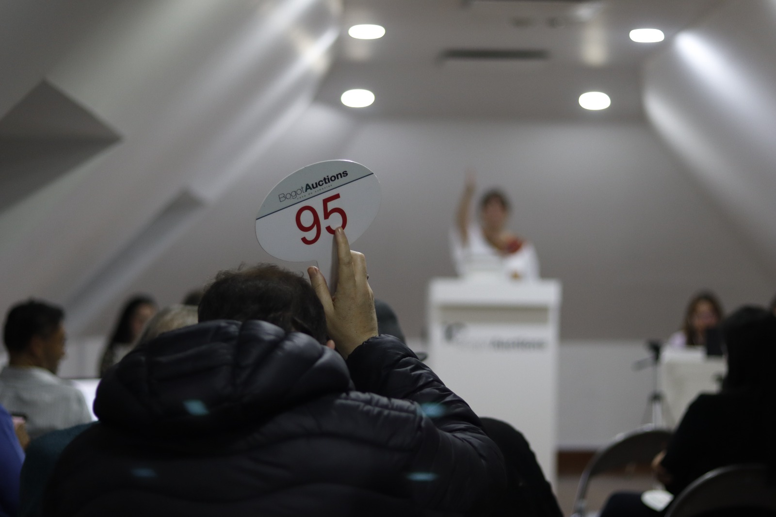 uno de los compradores, identificado con la paleta 95, intenta quedarse con una de las ofertas.