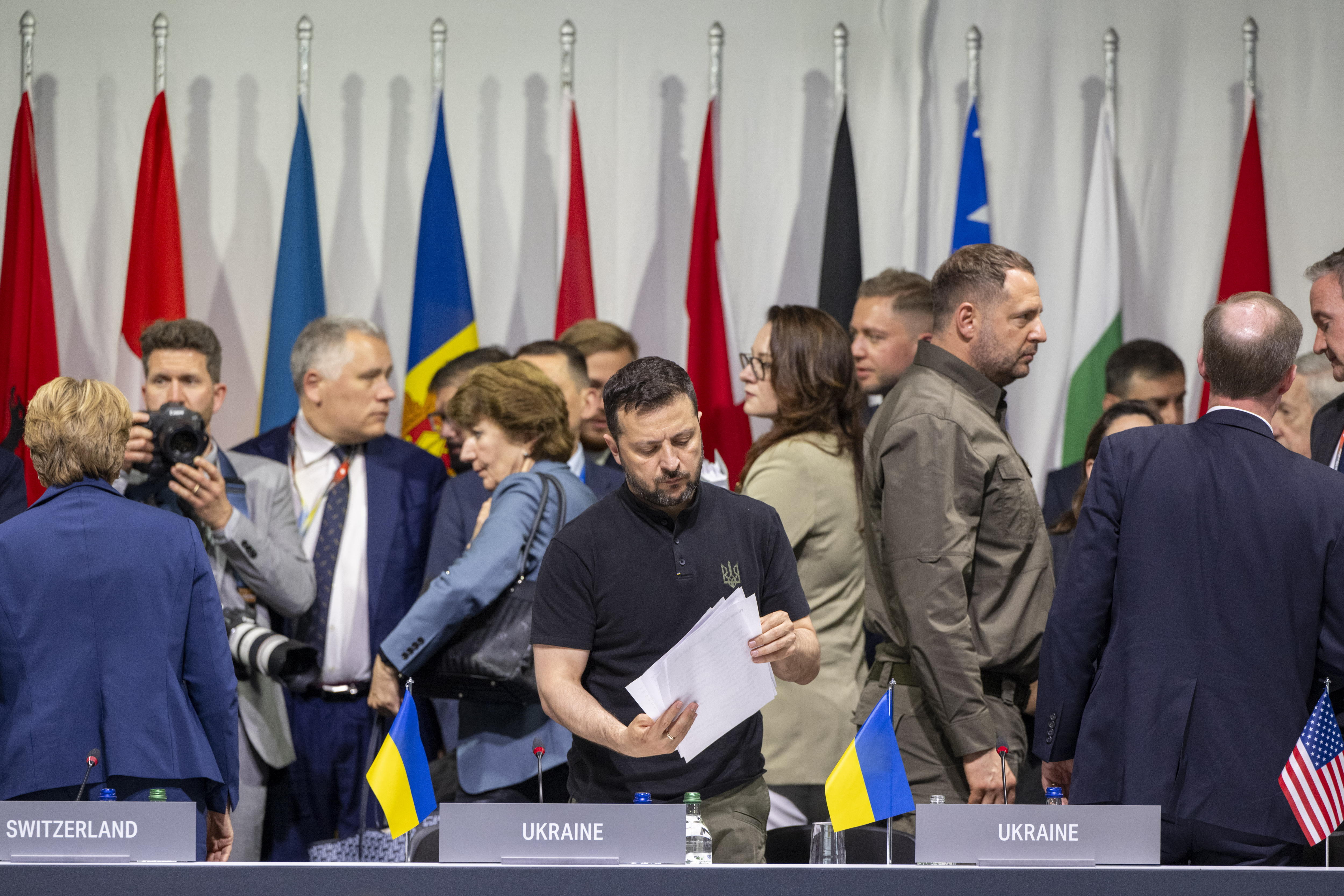 Stansstad (Switzerland), 16/06/2024.- President Volodymyr Zelensky of Ukraine (C) holds sheets of paper at the plenary session of the Summit on Peace in Ukraine in Stansstad near Lucerne, Switzerland, 16 June 2024. International heads of state gathered on 15 and 16 June at the Buergenstock Resort in central Switzerland for the two-day Summit on Peace in Ukraine. (Zelenski, Suiza, Ucrania, Lucerna) EFE/EPA/URS FLUEELER / POOL EDITORIAL USE ONLY EDITORIAL USE ONLY