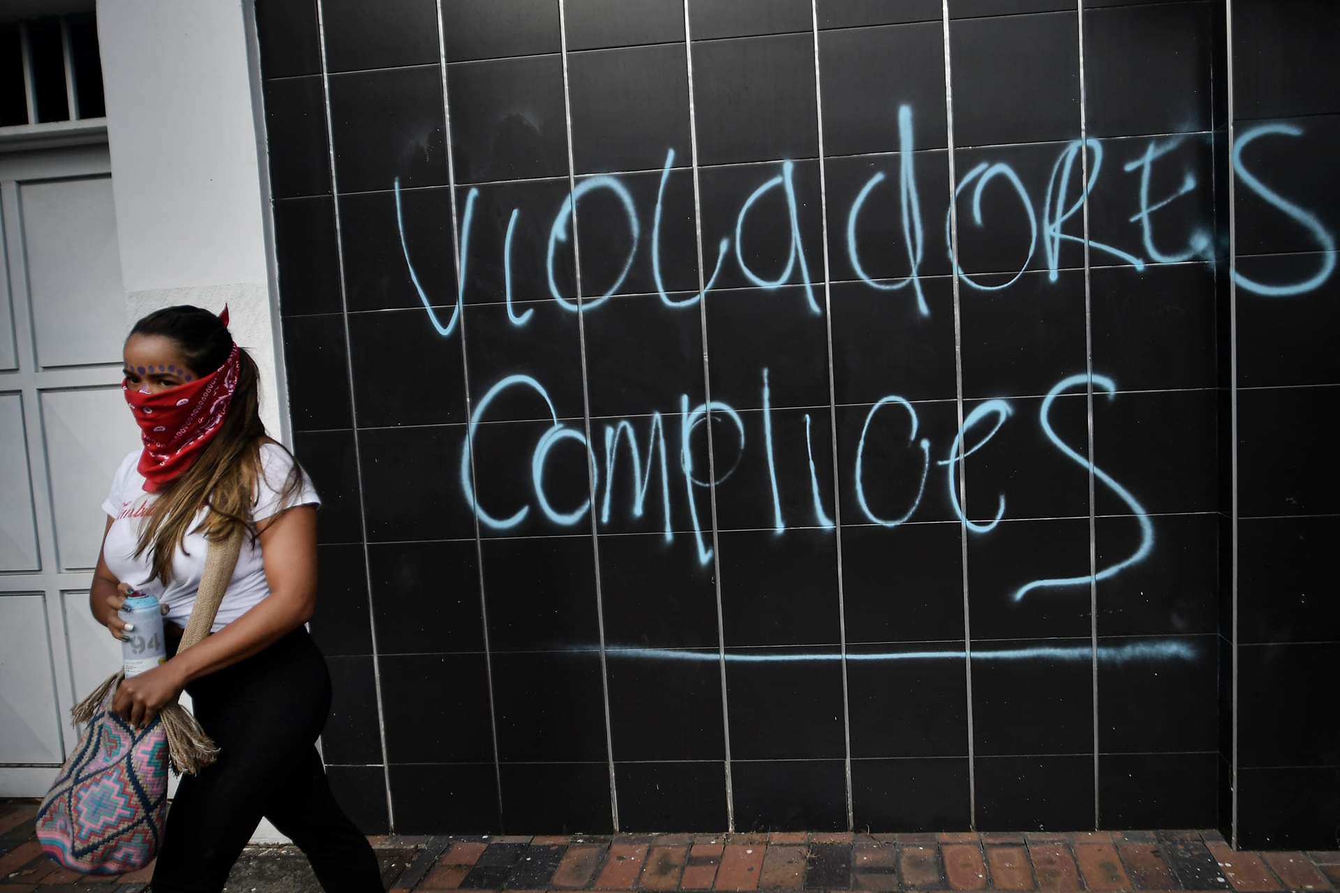 Cientos de mujeres en Cali marcharon desde la Universidad del Valle hasta el sector de Puerto Rellena, conocido en el marco del paro nacional como Puerto Resistencia.