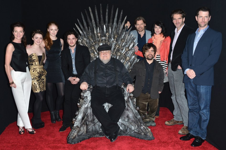 El escritor George R.R. Martin y el elenco de "Juego de Tronos".