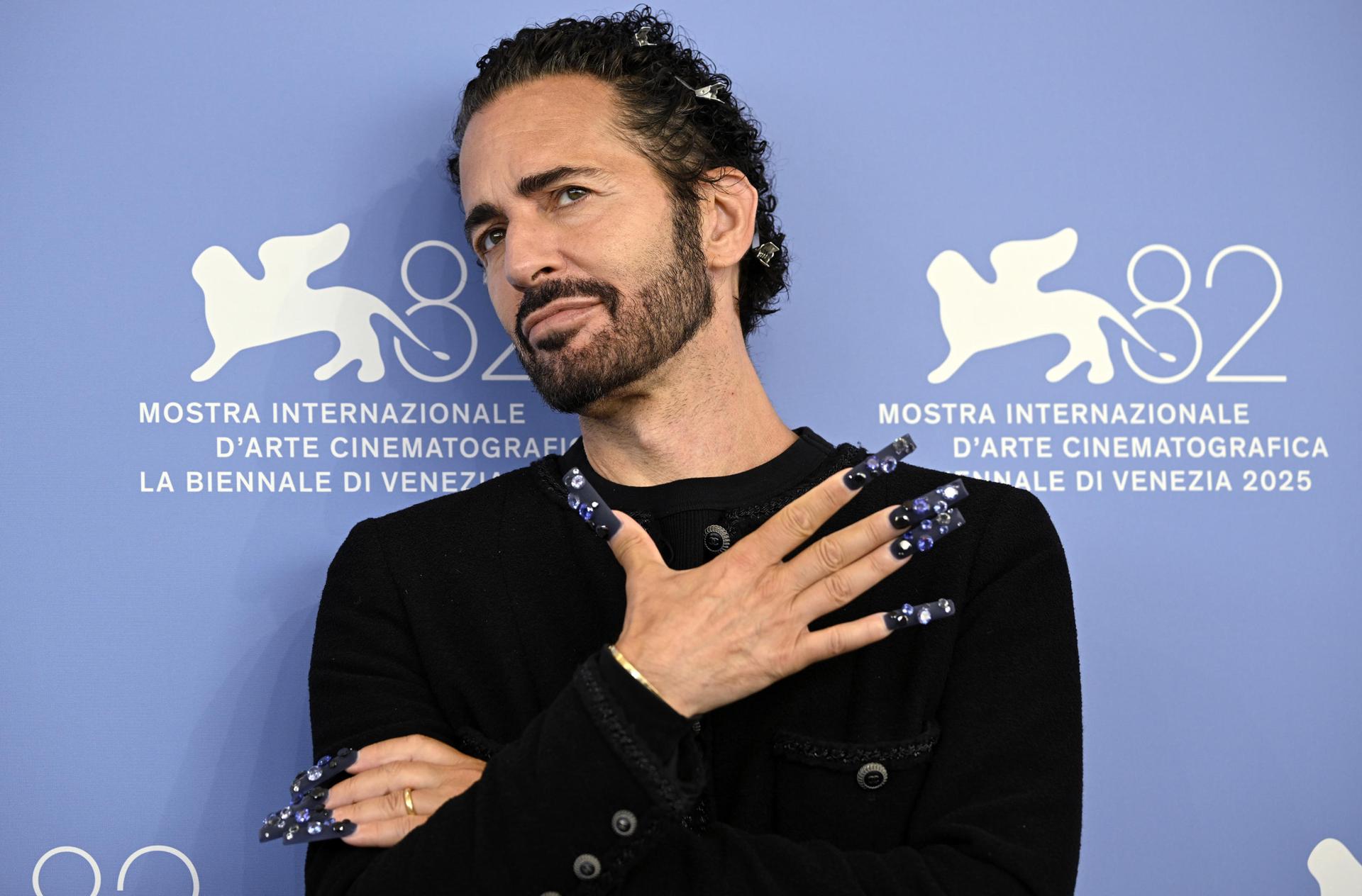 Venice (Italy), 02/09/2025.- US stylist Marc Jacobs poses during a photocall for 'Marc by Sofia' at the 82nd annual Venice International Film Festival, in Venice, Italy, 02 September 2025. The 82nd Venice Film Festival runs from 28 August to 06 September 2025. (Cine, Cine, Italia, Venecia) EFE/EPA/RICCARDO ANTIMIANI