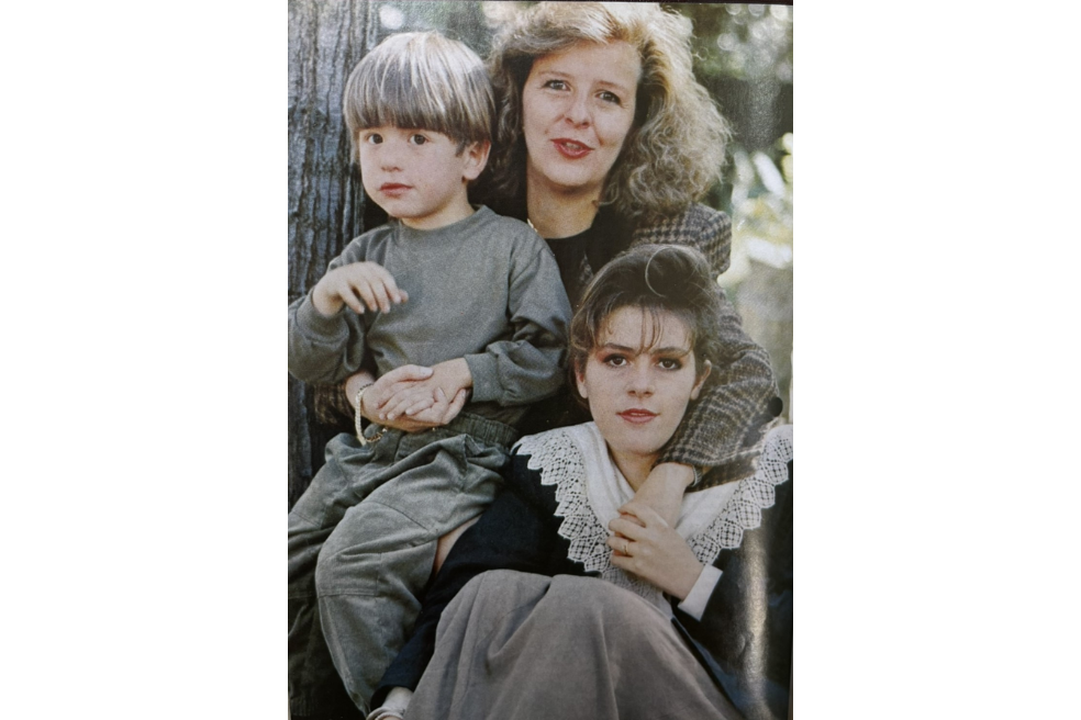 Miguel Uribe, su mamá y su hermana.