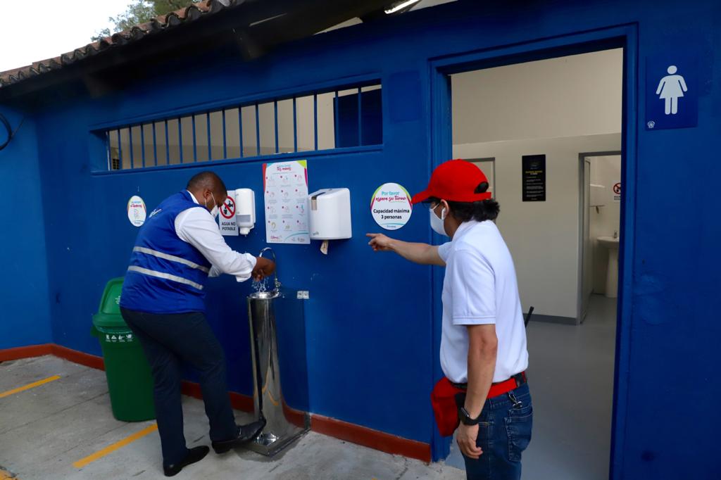 “Vamos a empezar con las películas que se exhibieron durante los últimas días que estuvieron funcionando los multicines mientras nos permiten exhibir películas nuevas”, dijo Cerón. La zona donde estará ubicado el autocine será acondicionada para prestar los servicios pertinentes.