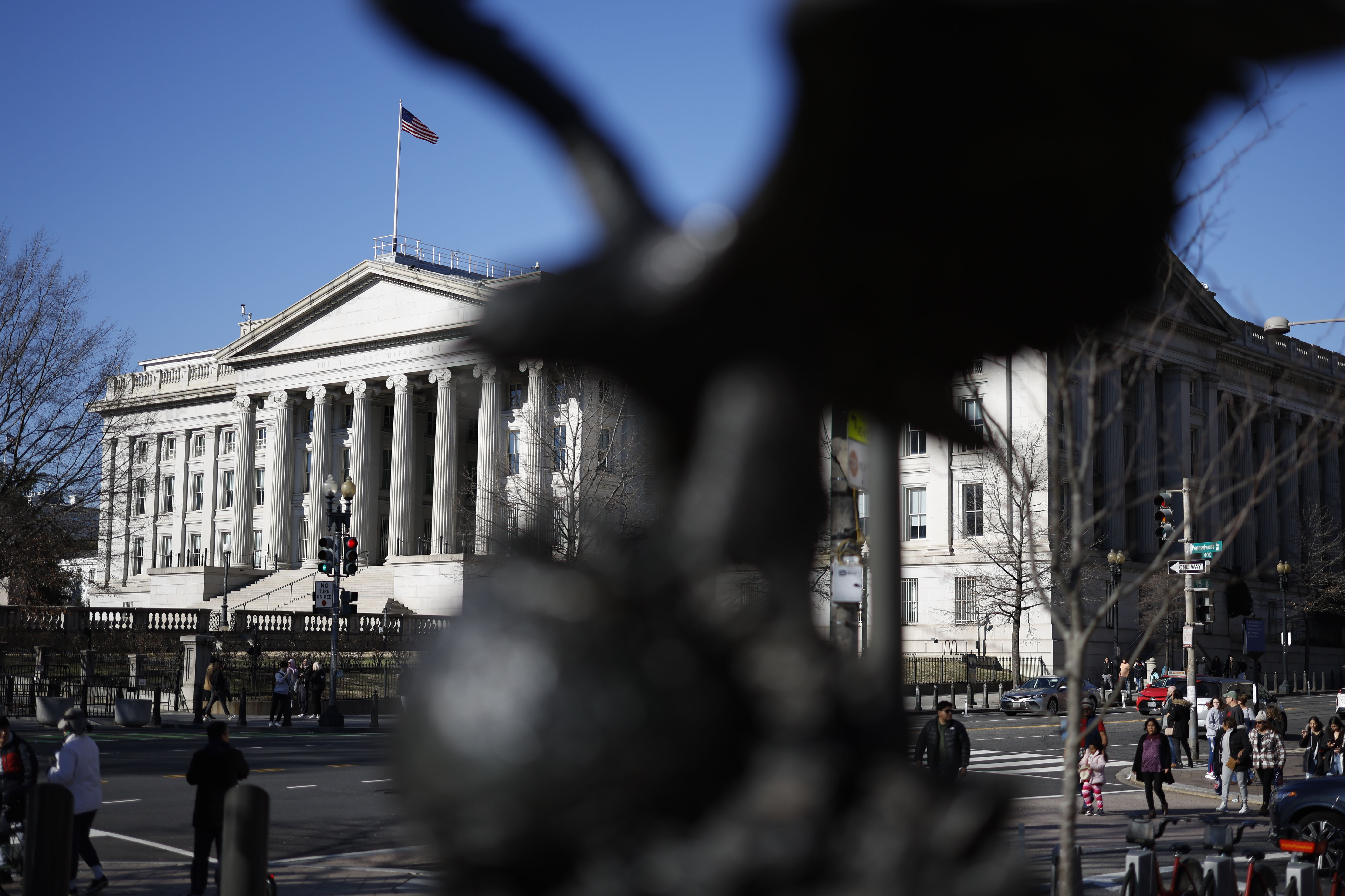 Tres recortes en tasas de interés por bancos europeos en casi 24 horas