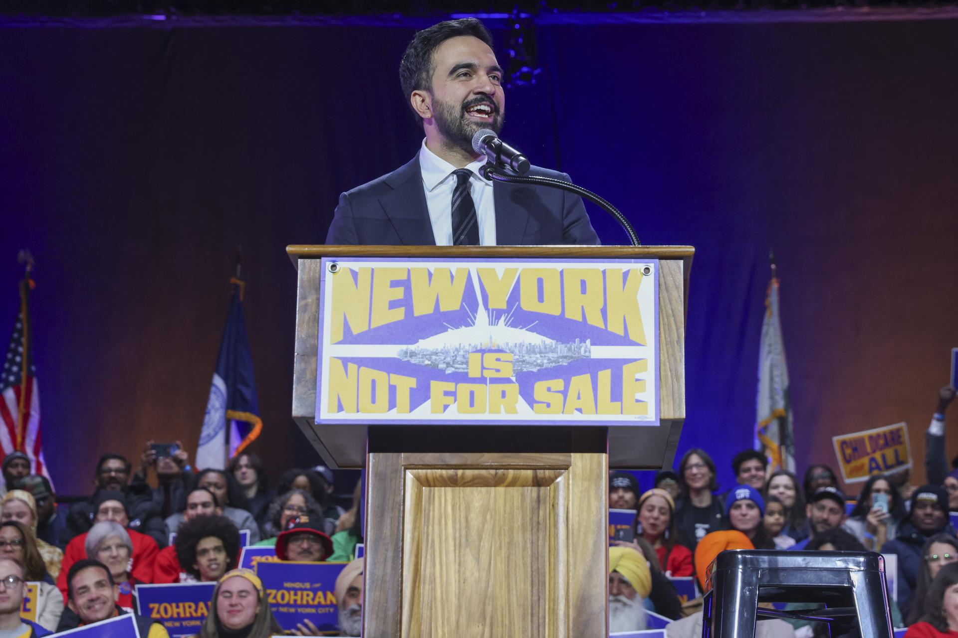 NEW YORK (United States), 27/10/2025.- Democratic nominee for the mayor of New York City Zohran Mamdani speaks during the 'New York Is Not For Sale' rally at Forest Hills Stadium in the Queens borough of New York, New York, USA, 26 October 2025. The event, hosted by Democratic frontrunner in the New York City mayoral race Zohran Mamdani, will feature Senator Bernie Sanders and US Representative Alexandria Ocasio-Cortez, ahead of Election Day for New York City mayor on 04 November. (Alejandría, Nueva York) EFE/EPA/SARAH YENESEL