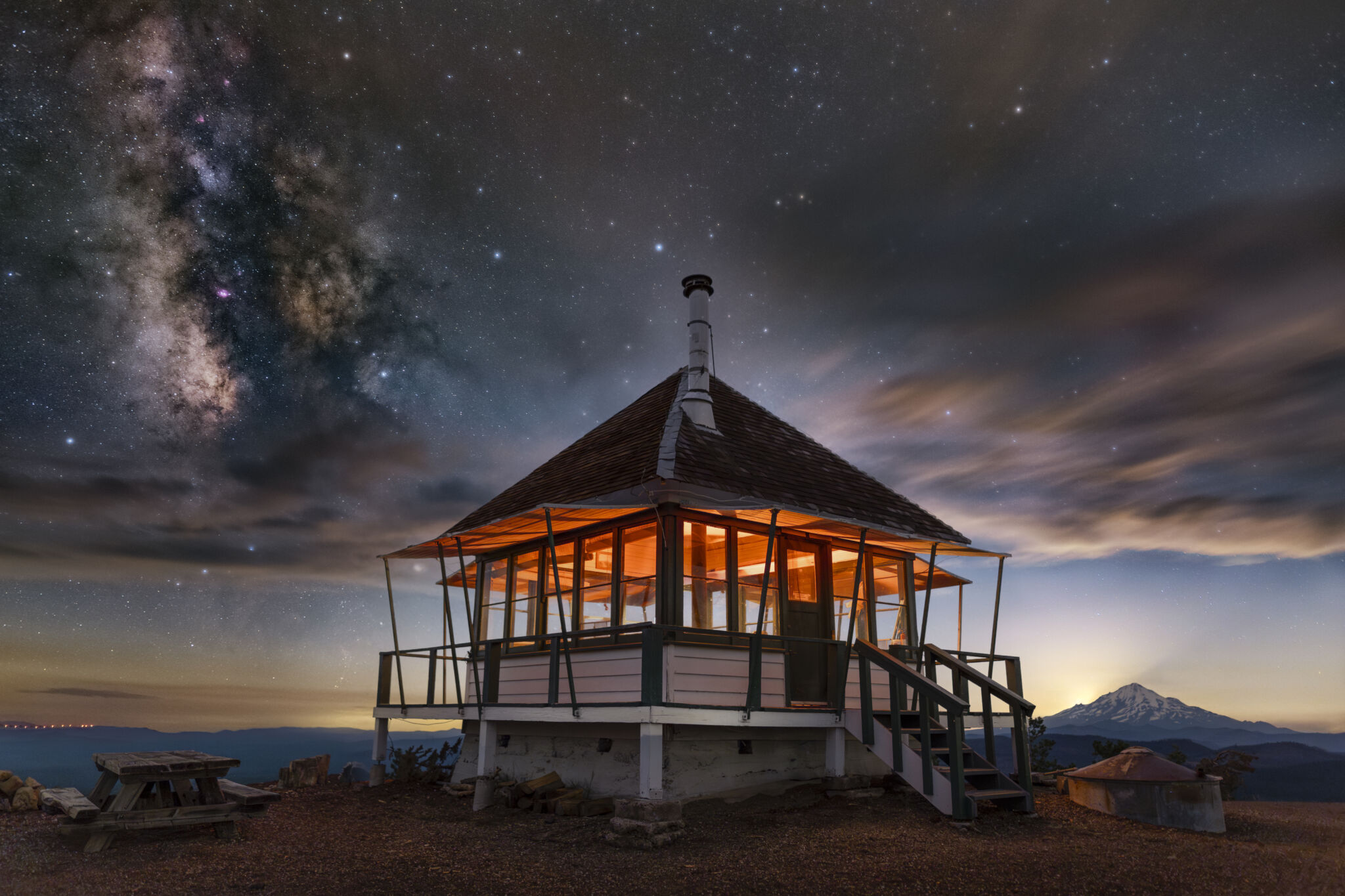 Situado en lo alto de un volcán de cono de ceniza, este pequeño mirador ofrece unas vistas panorámicas en todas las direcciones. Desde la calidez de una acogedora estufa de leña, puedes contemplar un cielo repleto de estrellas o ver salir la luna por detrás del monte Shasta a través de los ventanales panorámicos.