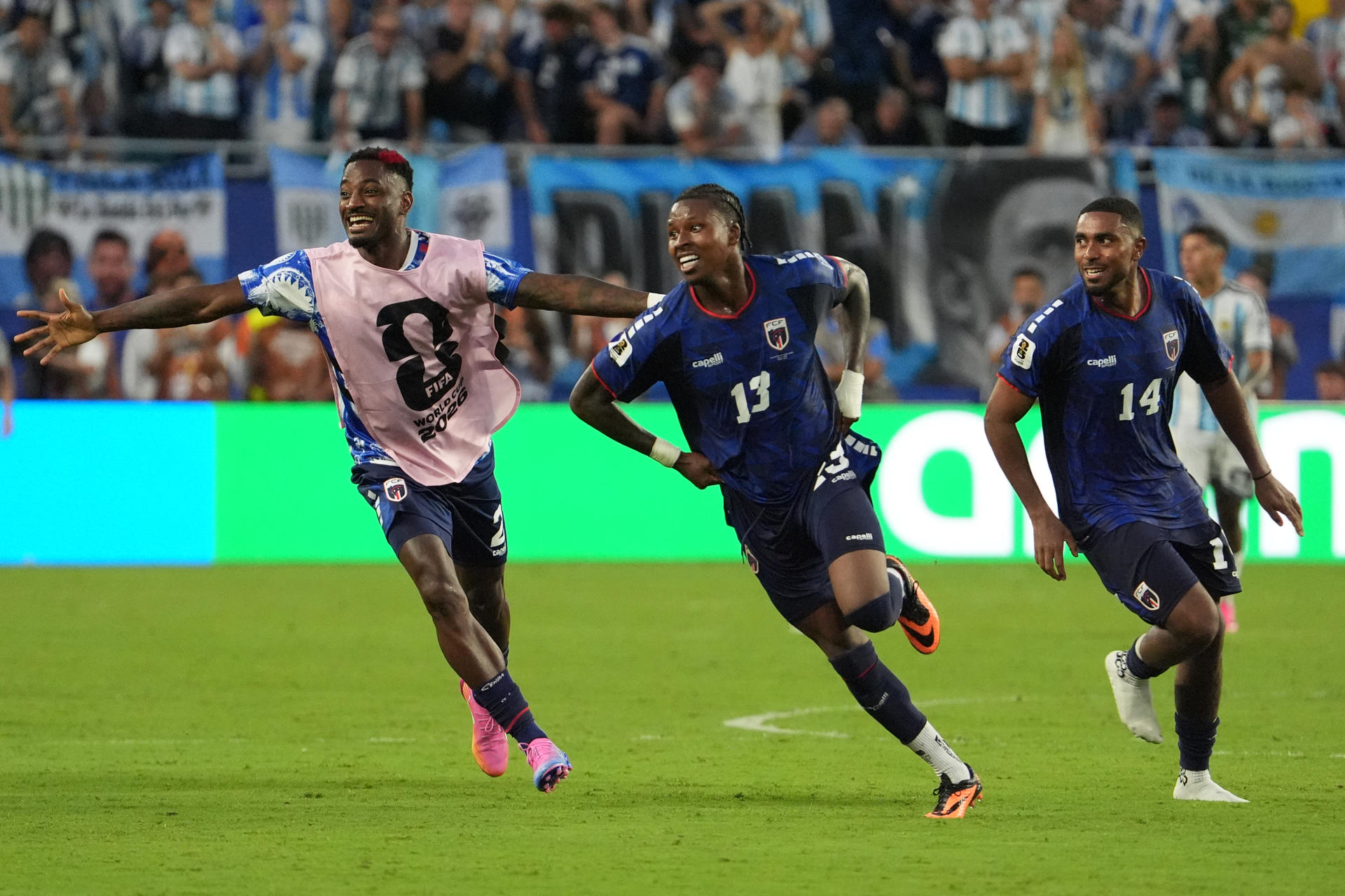 GR6103. MIAMI (ESTADOS UNIDOS), 03/07/2026.- Sidny Lopes Cabral (c), Stopira (i) y Deroy Duarte de Cabo Verde celebran un gol este viernes, en un partido de los dieciseisavos de final del Mundial de la FIFA 2026 entre Argentina y Cabo Verde en el estadio Hard Rock en Miami (EE.UU.). EFE/ Alberto Boal