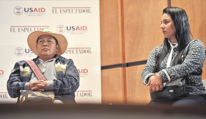 Germán Valencia, de la Asociación de Cabildos Indígenas del Norte del Cauca, y Stephany Sánchez, de la Red Caquetá Paz. / Óscar Pérez