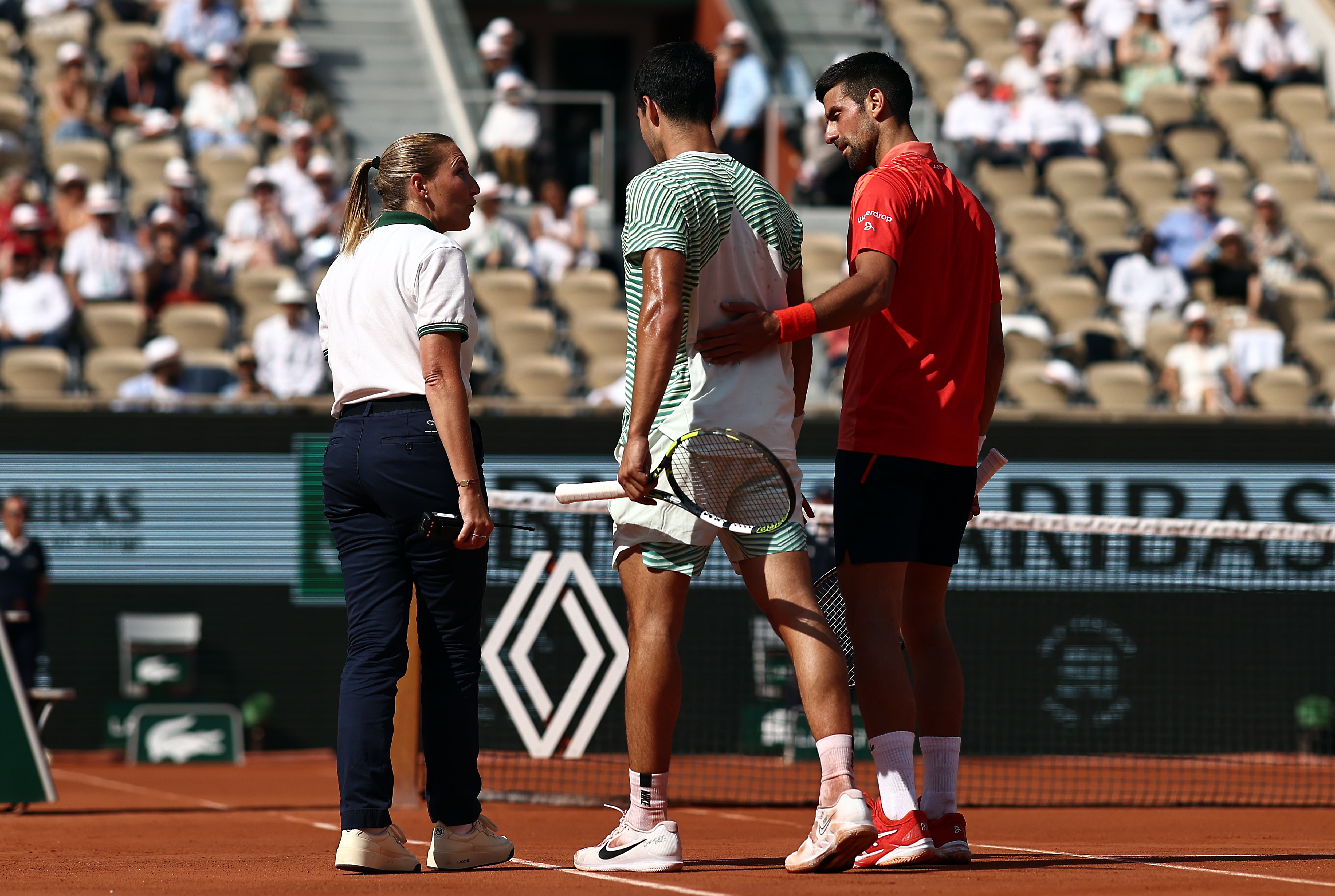 Paris (France), 09/06/2023.- Carlos Alcaraz of Spain (C) has problems with his legs as he plays Novak Djokovic of Serbia in their Men's semi final match during the French Open Grand Slam tennis tournament at Roland Garros in Paris, France, 09 June 2023. (Tenis, Abierto, Francia, España) EFE/EPA/MOHAMMED BADRA
