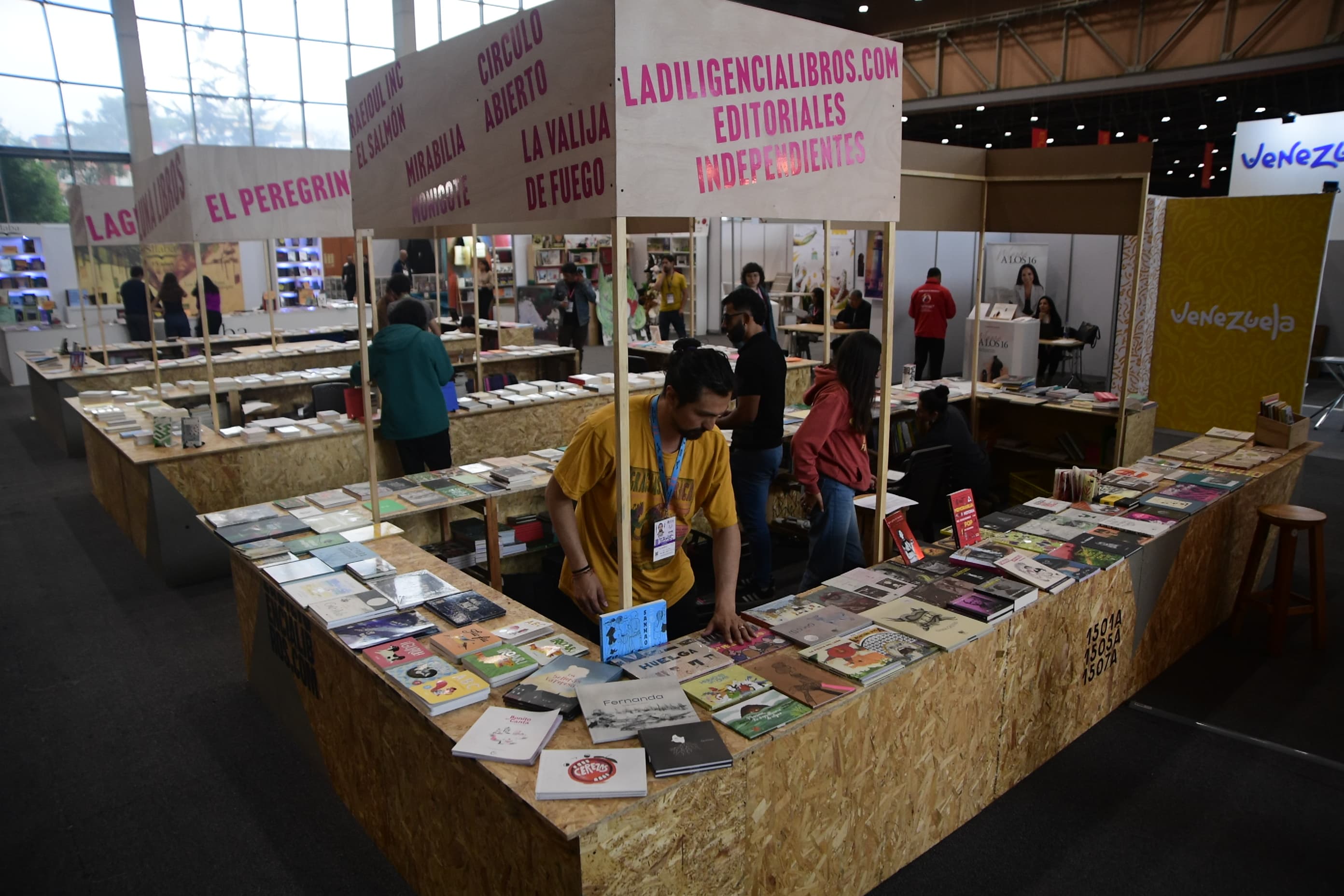 Crónica de un viaje: así llega un libro a manos de su lector en la FilBo
