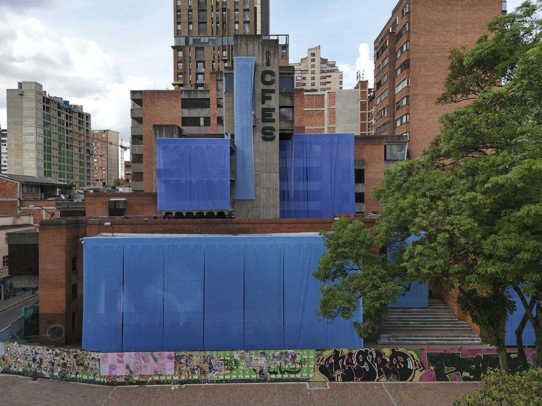 La obra del artista mexicano Héctor Zamora, "Escenario Hídrico", es un homenaje al río Vicachá, que antes ocupaba el espacio del Eje Ambiental.