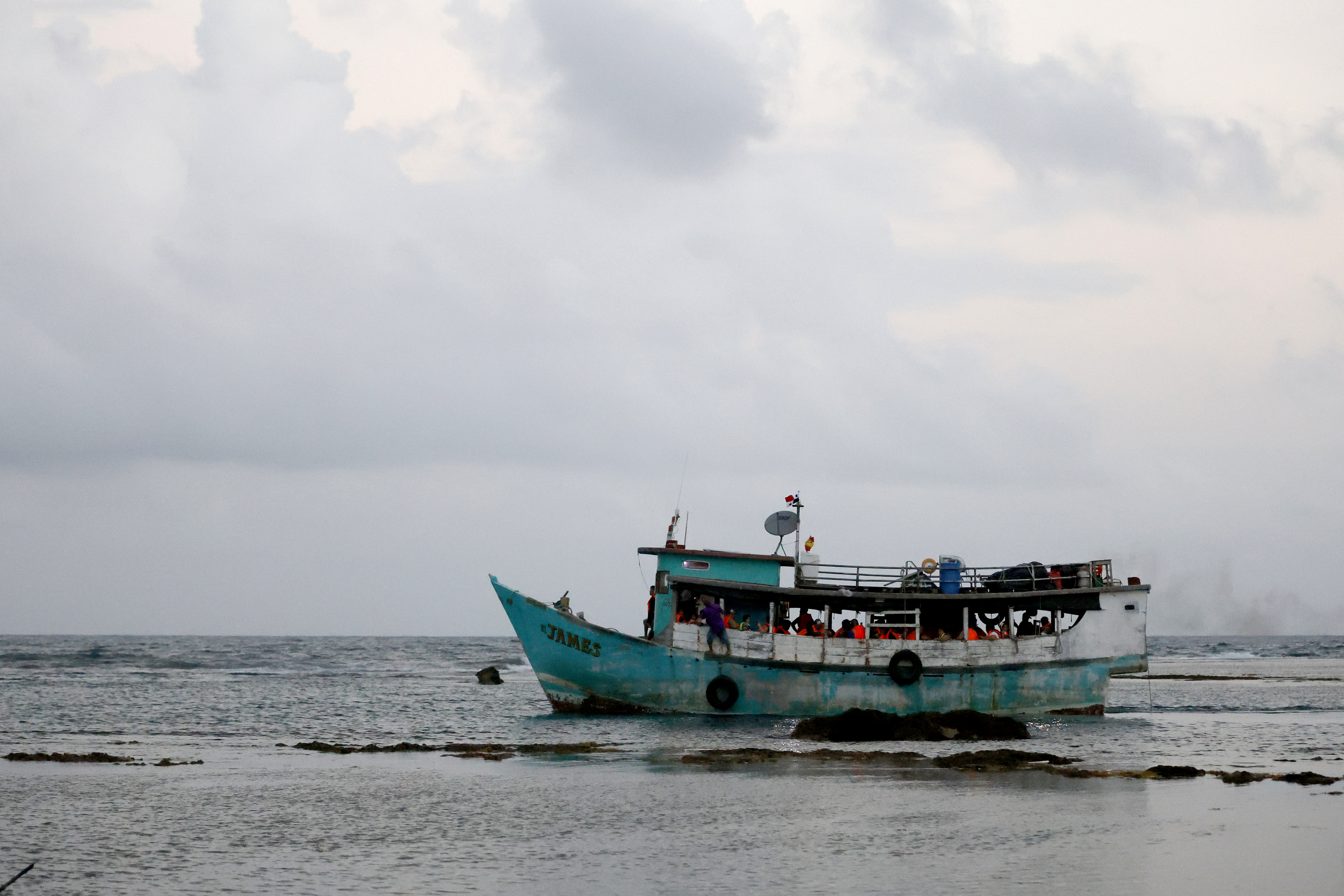 Migrantes navegan de Panamá a Colombia tras fallido sueño americano