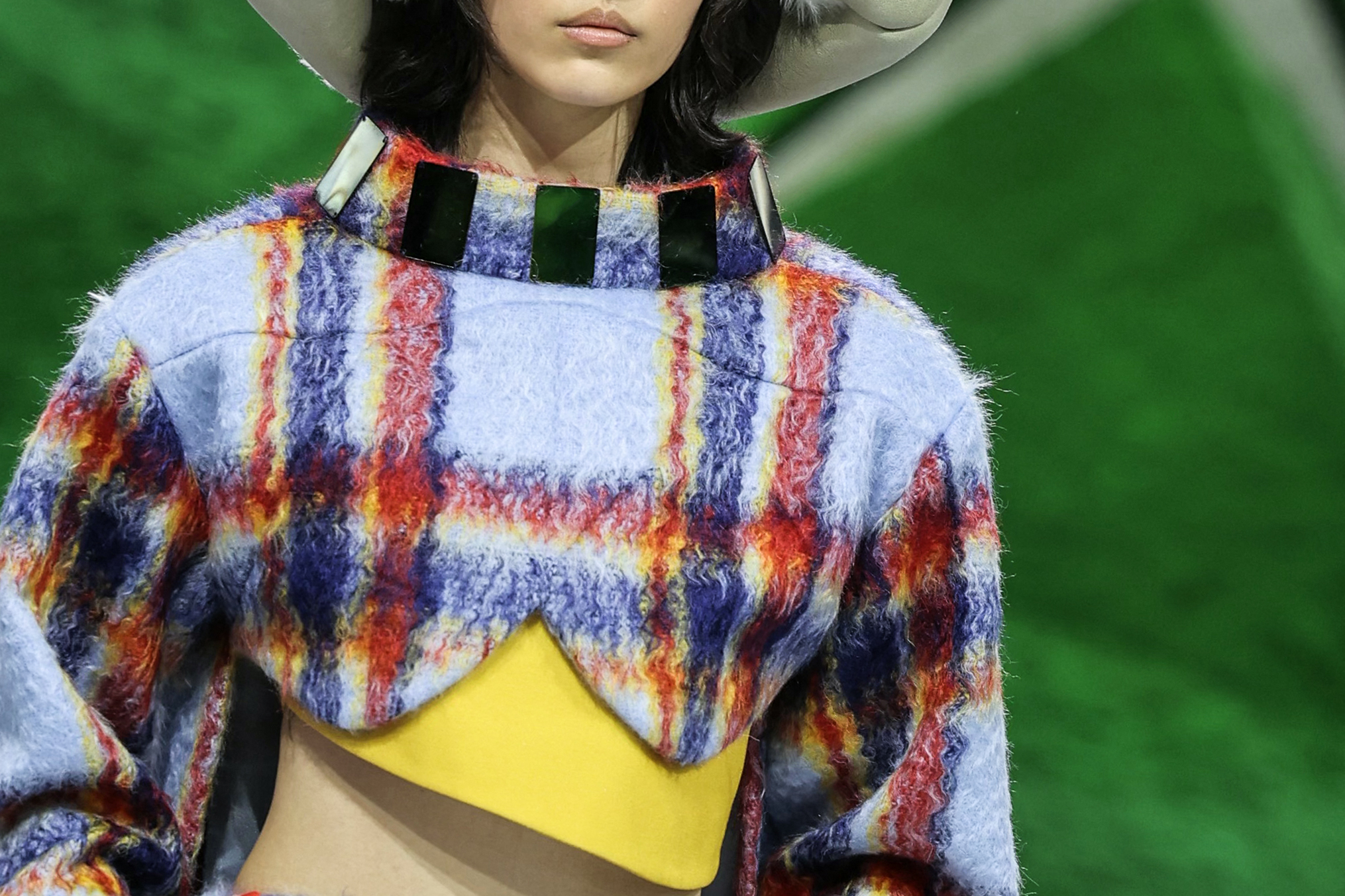 Los cuadros, el patchwork y las superposiciones recorrieron parte de la colección, en sintonía con la idea de un vestuario nómada reinterpretado desde la pasarela.