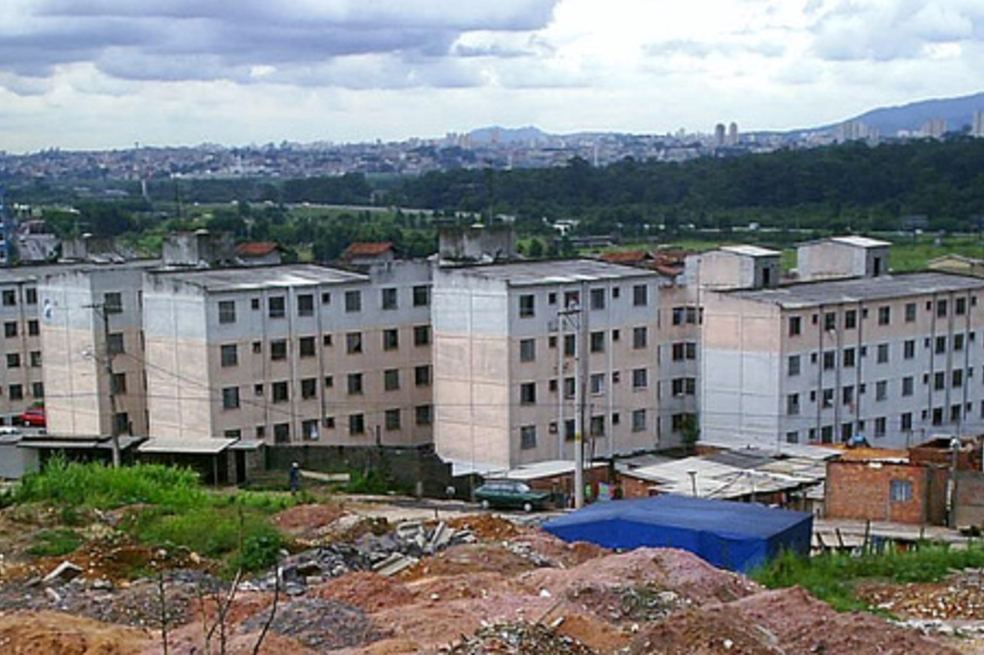 Edificios en condiciones de precariedad en Sao Paulo, Brasil. Se alcanzan a ver cuatro torres en malas condiciones.