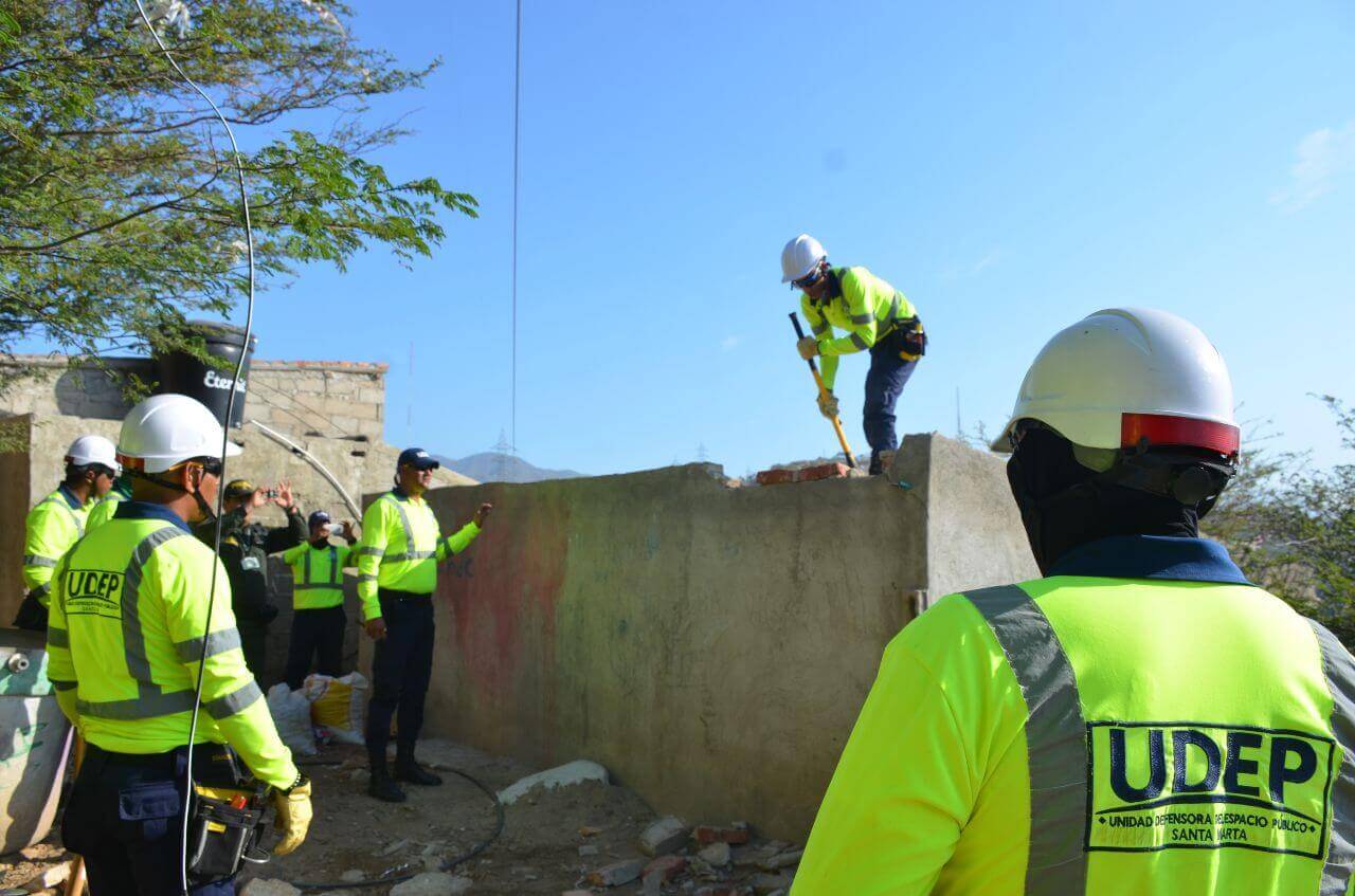 Con martillo en mano, alcalde de Santa Marta tumbó vivienda que expendía drogas