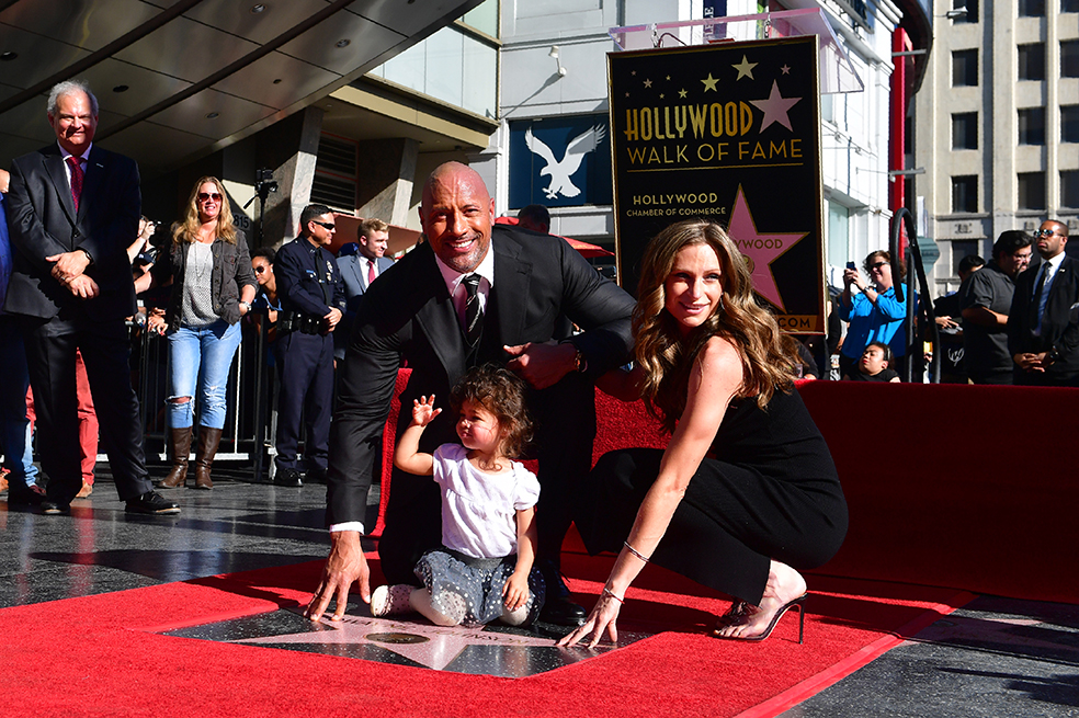 Dwayne «La Roca» Johnson recibe estrella en paseo de la fama de Hollywood