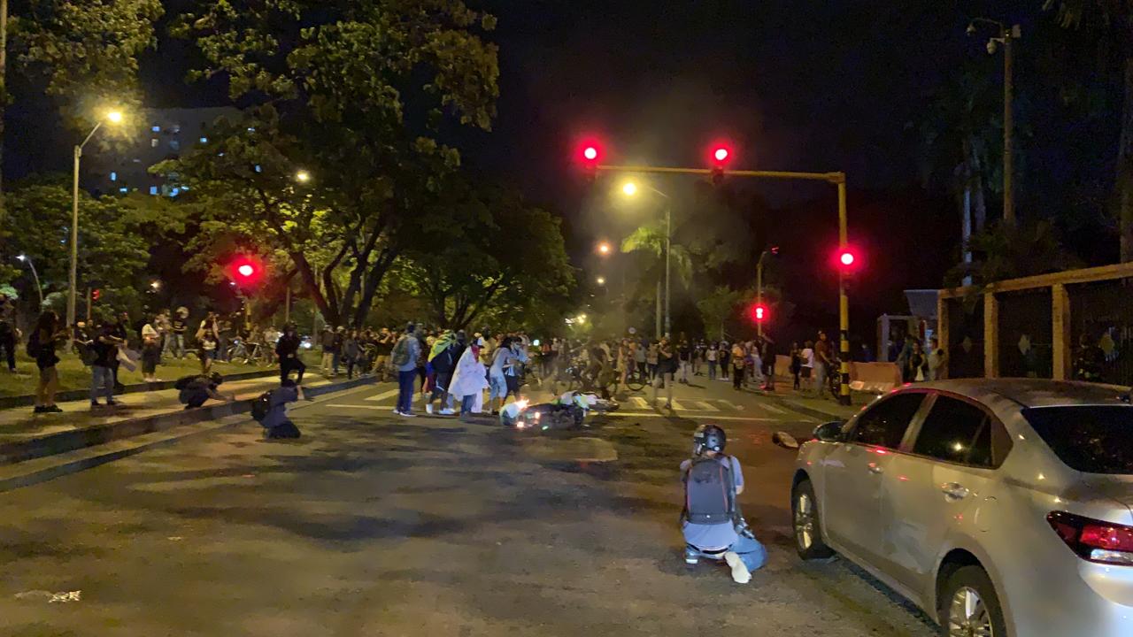 Momentos en el que le prenden fuego a la moto de la Policía.