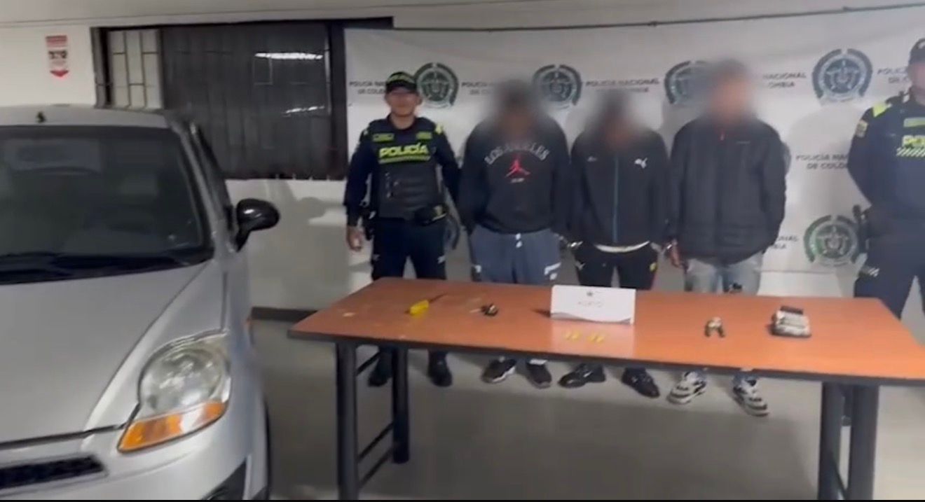 El hecho ocurrió durante un patrullaje de rutina en la localidad de Barrios Unidos. Los uniformados notaron una escena inusual: varias personas se movían alrededor de un carro detenido, con las luces estacionarias encendidas. Al acercarse, observaron a algunos de ellos agachados debajo del vehículo, una maniobra que despertó de inmediato las sospechas.