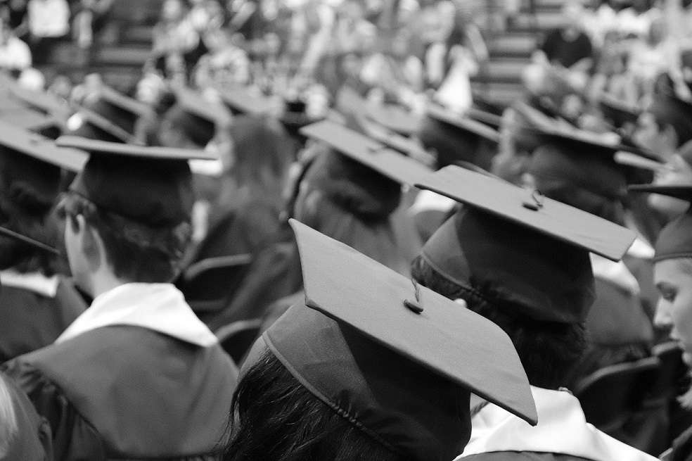 El lío de los títulos universitarios en la política colombiana