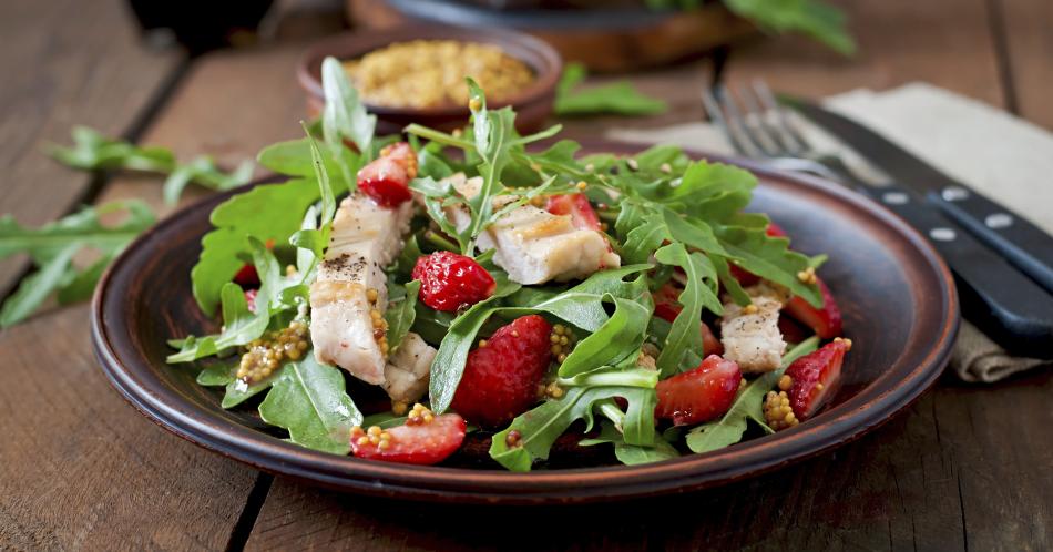 Ensalada de pollo y fresas con mayonesa de queso azul