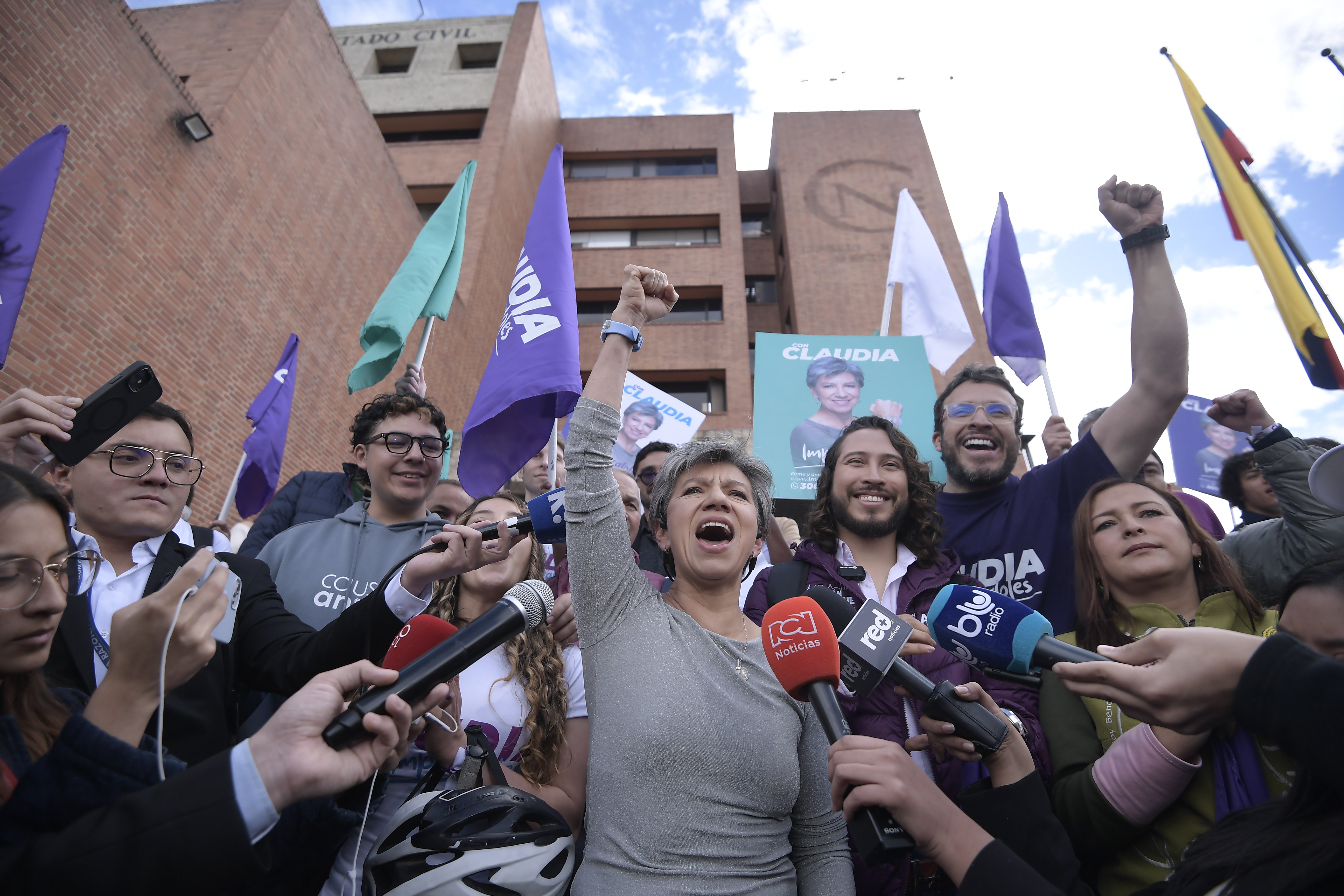Exalcaldesa de Bogotá llegó a las 7:30 a.m. montada en bicicleta para inscribir su movimiento Imparables el cual le permitirá iniciar la recolección de firmas de cara a las elecciones presidenciales 2026.