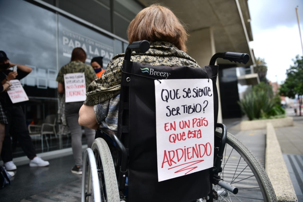 Ya son 26 días de manifestaciones en contra del Gobierno Nacional, no solo por las reformas como la tributaria y a la salud, sino por los problemas estructurales de pobreza, desigualdad, falta de oportunidades por las y los jóvenes y el incumplimiento del Acuerdo de Paz.
