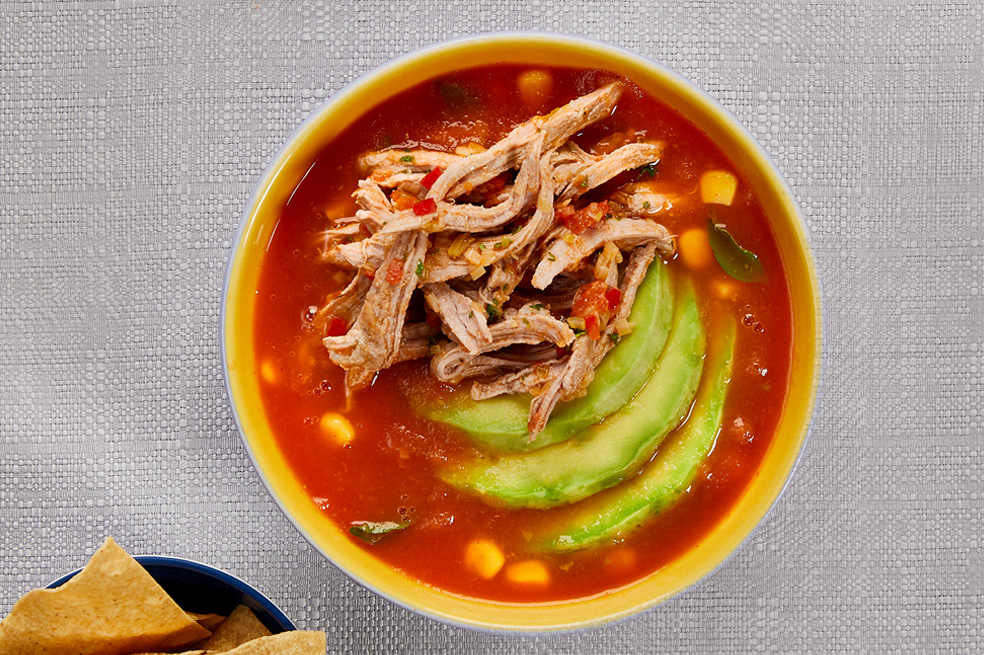 Así puede hacer una rica sopa de tomate con carne desmechada de cerdo