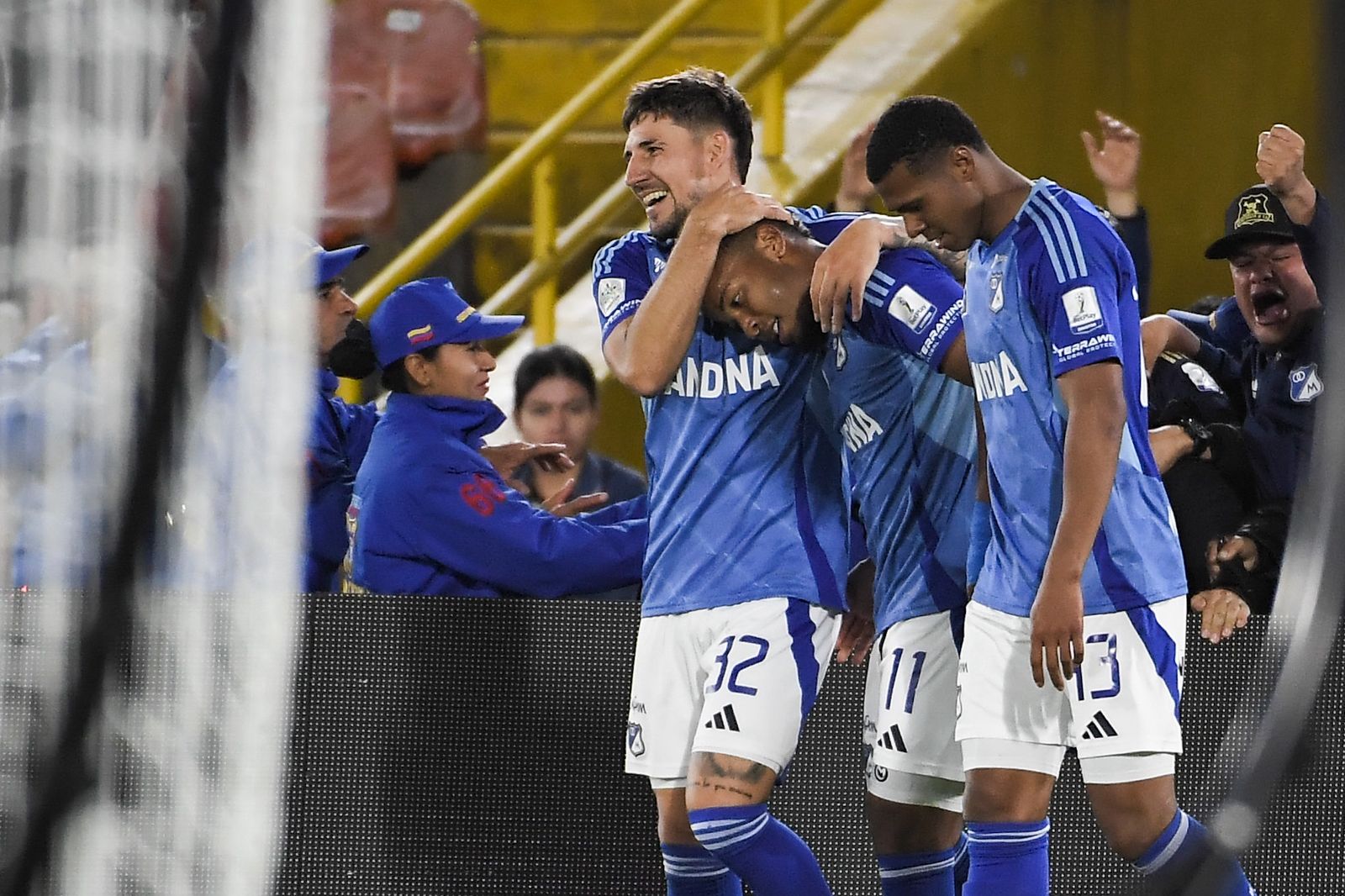 Santiago Giordana (izq.) celebra con Beckham Castro (centro) y Luis Marimón uno de los goles.