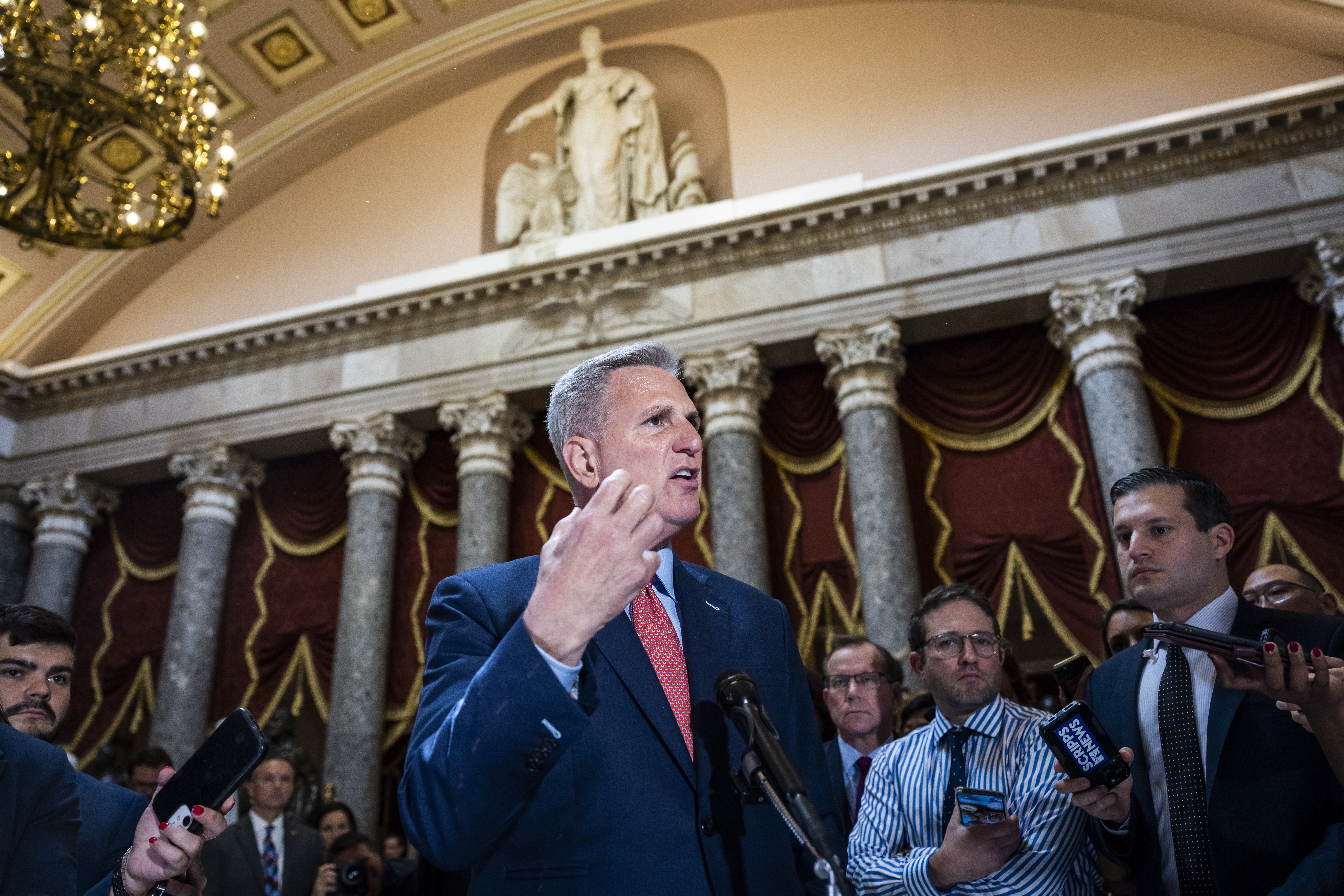Washington (United States), 24/05/2023.- Republican Speaker of the House Kevin McCarthy (C) speaks to reporters about negotiations with the White House over the debt limit in the US Capitol in Washington, DC, USA, 24 May 2023. Negotiators from the Capitol are scheduled to resume discussions on the debt ceiling with the White House later in the day. Secretary of the Treasury Janet Yellen has warned the US could default on its debt as early as 01 June 2023, if Congress fails to raise the debt limit. (Estados Unidos) EFE/EPA/JIM LO SCALZO