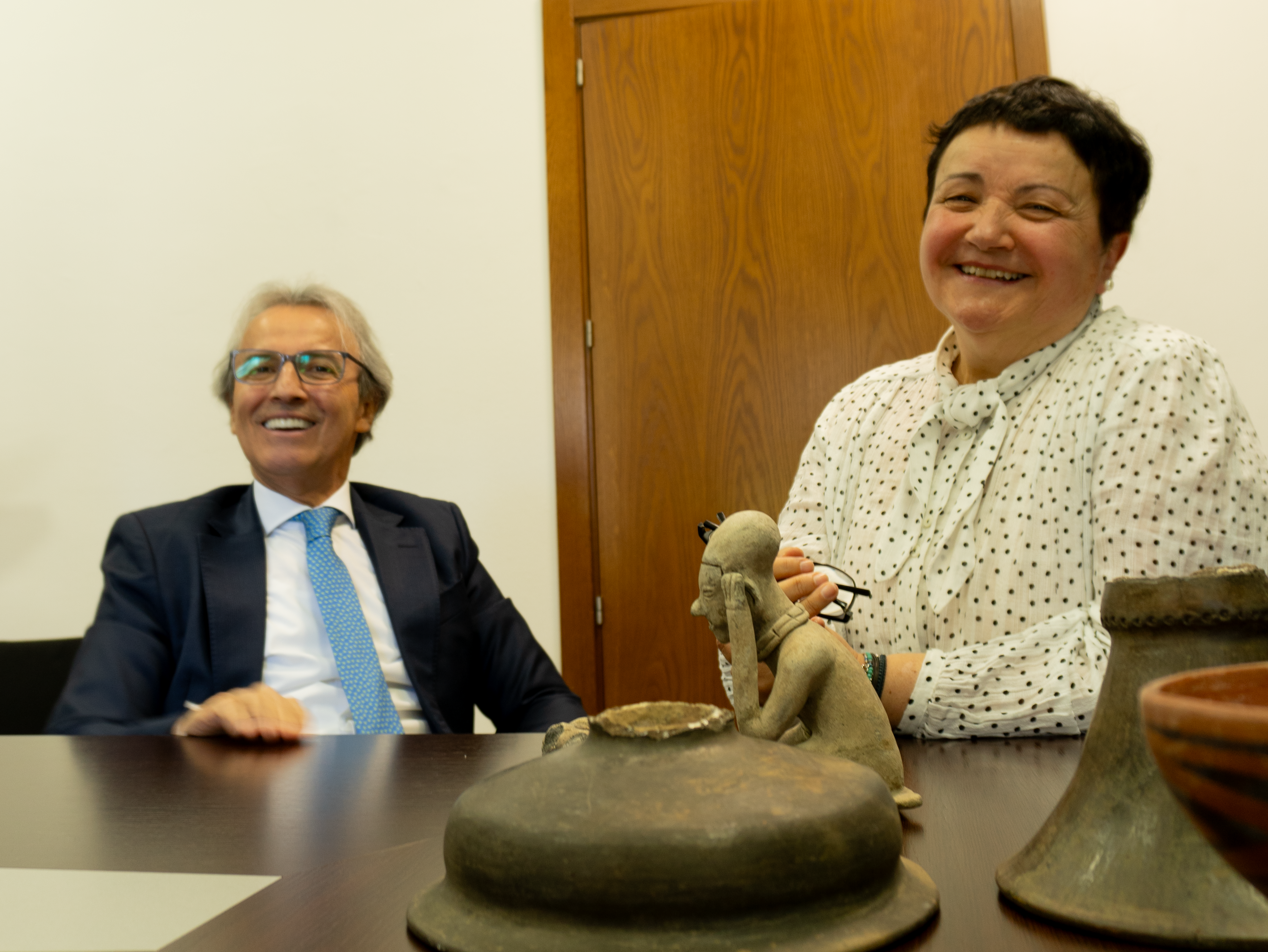 La jubilada española Rosa Castejón en compañía del embajador de Colombia en España, Eduardo Ávila.
