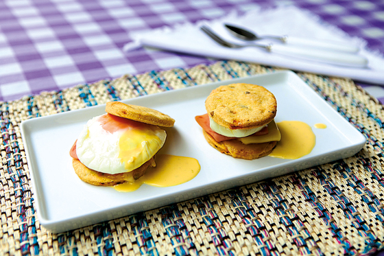 Receta del día: Huevos ponchados sobre galletas con aceitunas y tomates secos