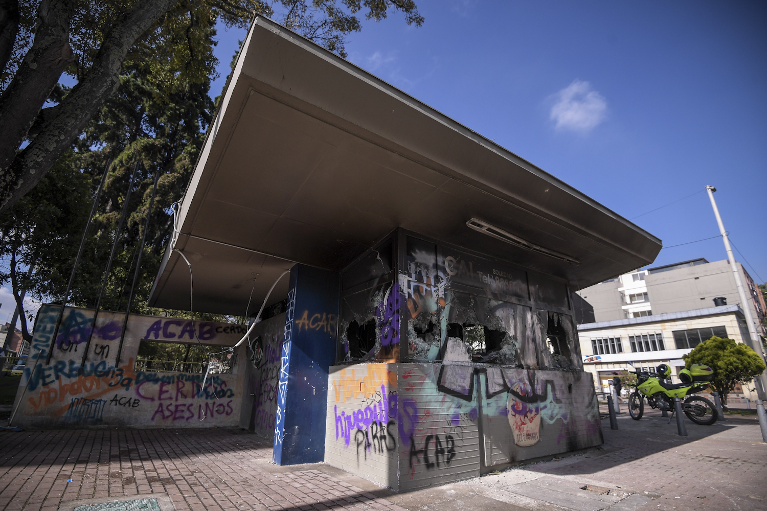 Ciudadanía se ofrece para arreglar CAI vandalizados en Bogotá