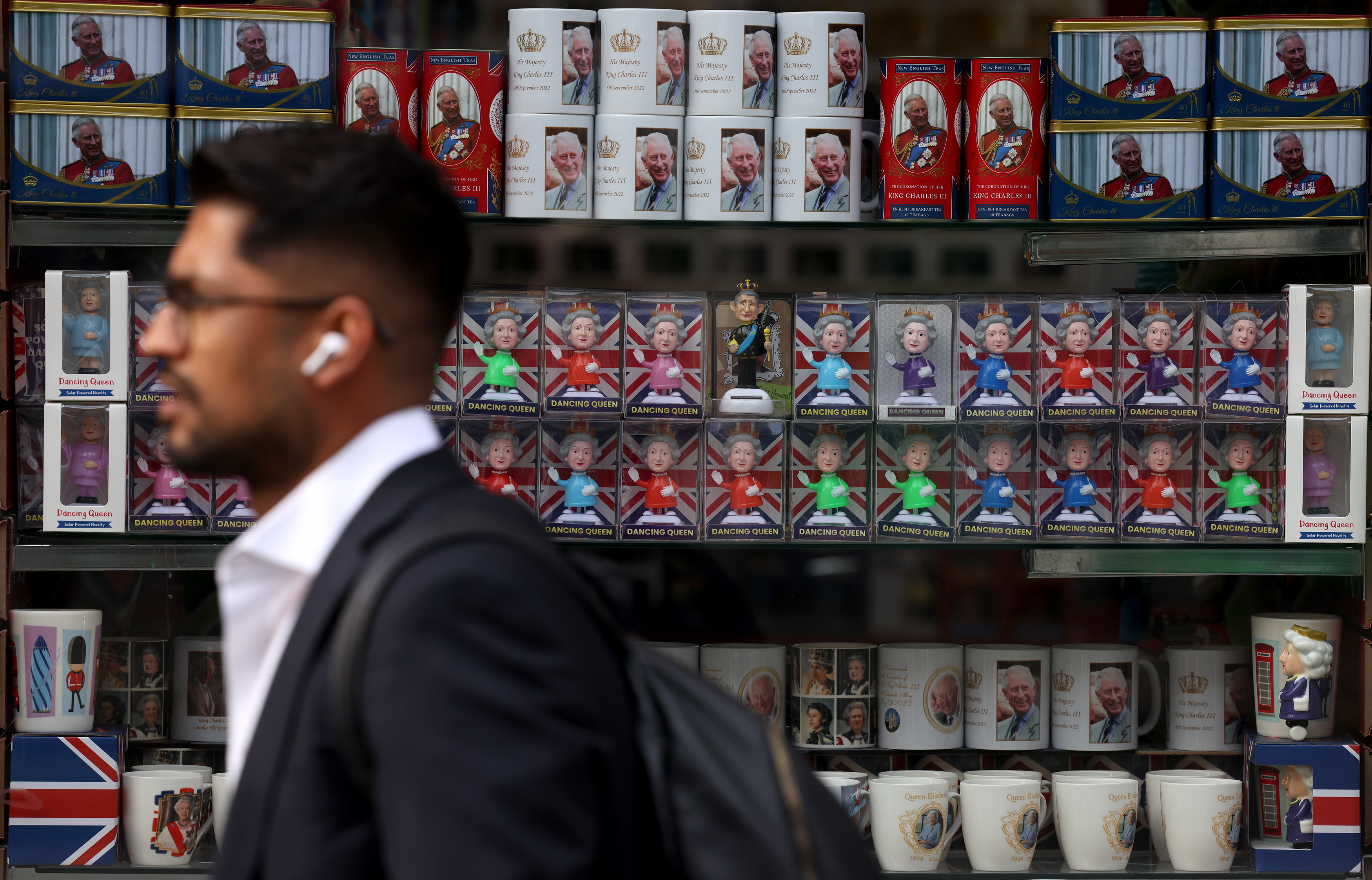 London (United Kingdom), 04/05/2023.- A shop displays Royal memorabilia on Oxford Street in London, Britain, 04 May 2023. Britain's King Charles III's Coronation takes place at Westminster Abbey in London on 06 May 2023. (Reino Unido, Londres) EFE/EPA/CATHAL MCNAUGHTON