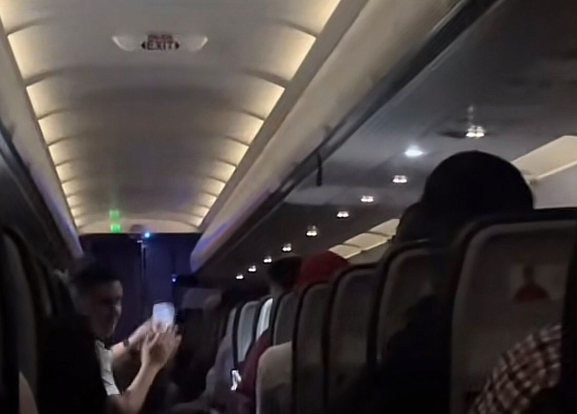 Pasajeros rezaron la novena de aguinaldos en pleno avión (video)
