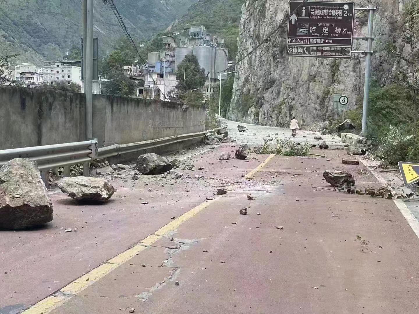 China: un terremoto de 6,2 de magnitud deja más de 111 muertos y 200 heridos