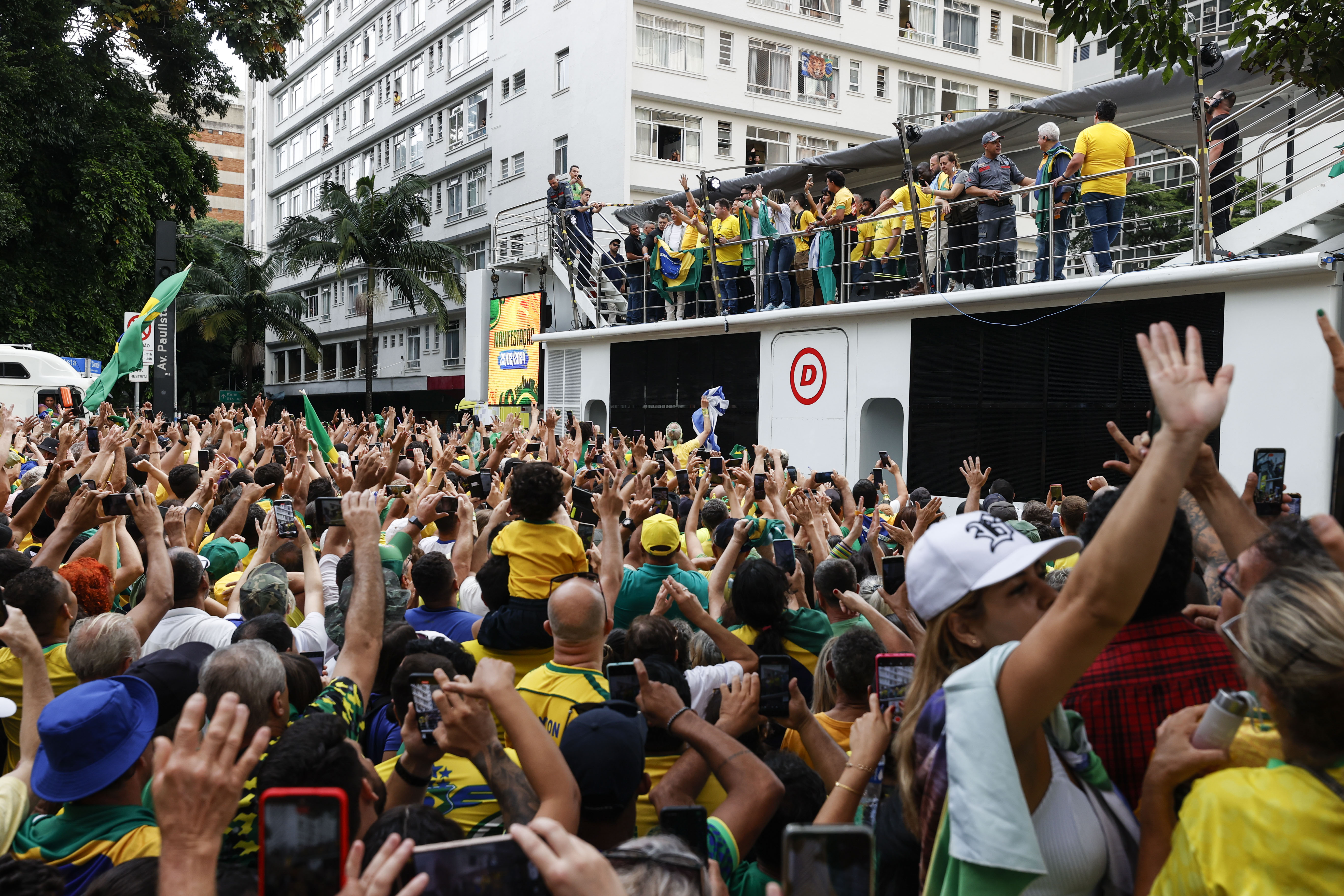 AME2288. SAO PAULO (BRASIL), 25/02/2024.- Seguidores del expresidente brasileño Jair Bolsonaro (2019-2022) participan en una movilización en la que el mandatario reunió a miles de seguidores para darse su primer baño de masas desde que dejó el poder a finales de 2022, y defenderse de las investigaciones por un supuesto intento de golpe de Estado, este domingo, en Sao Paulo (Brasil). Subido a un camión instalado en plena Avenida Paulista, la más emblemática de la ciudad, Bolsonaro negó la existencia de una trama golpista, se dijo víctima de una “persecución”, y criticó los “abusos de algunos”. EFE/ Sebastiao Moreira