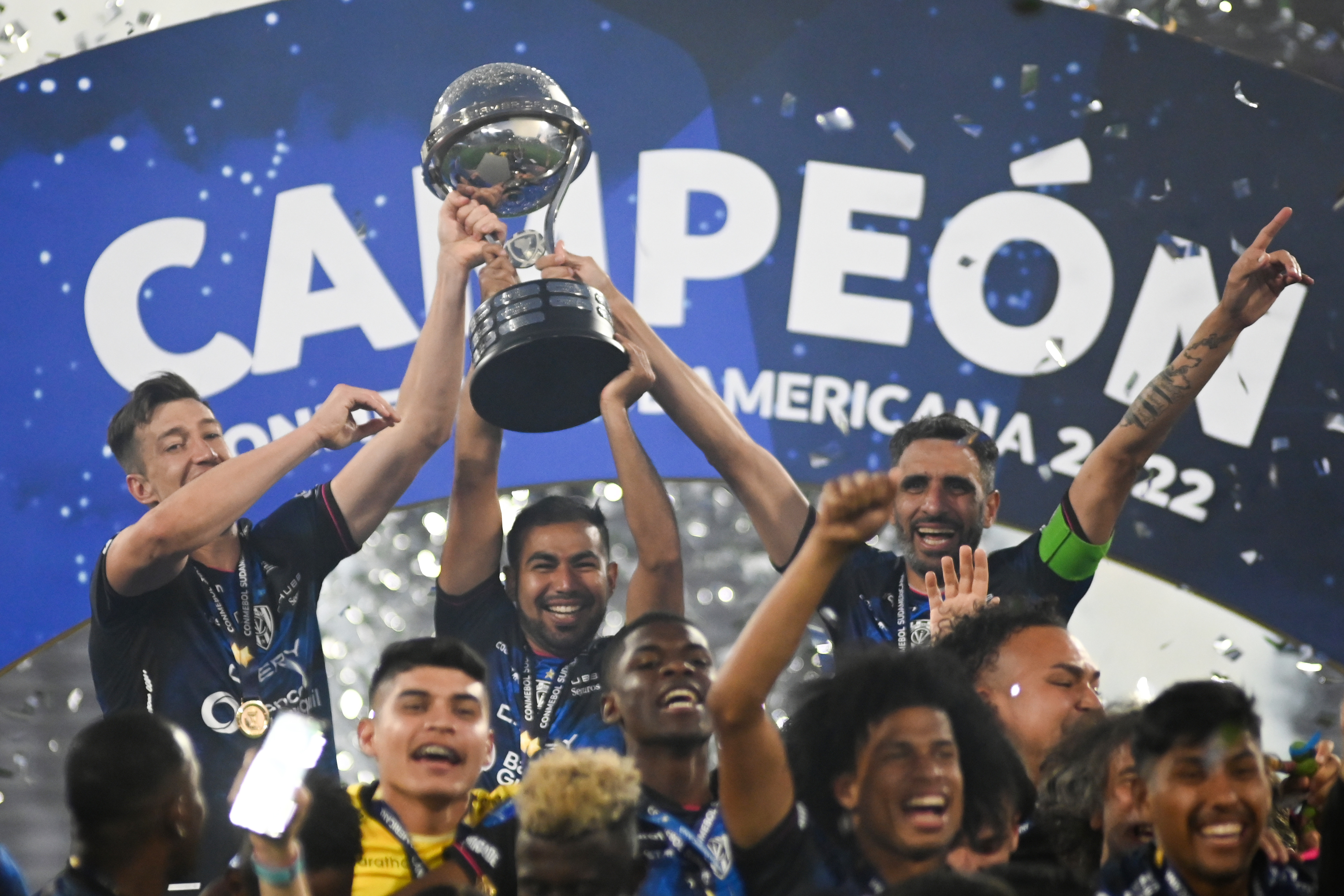AMDEP6677. CÓRDOBA (ARGENTINA), 01/10/2022.- Júnior Sornoza (c) y compañeros de Independiente del Valle celebran con el trofeo al ganar la final de la Copa Sudamericana ante Sao Paulo hoy, en el estadio Mario Alberto Kempes en Córdoba (Argentina). EFE/Ariel Alejandro Carreras