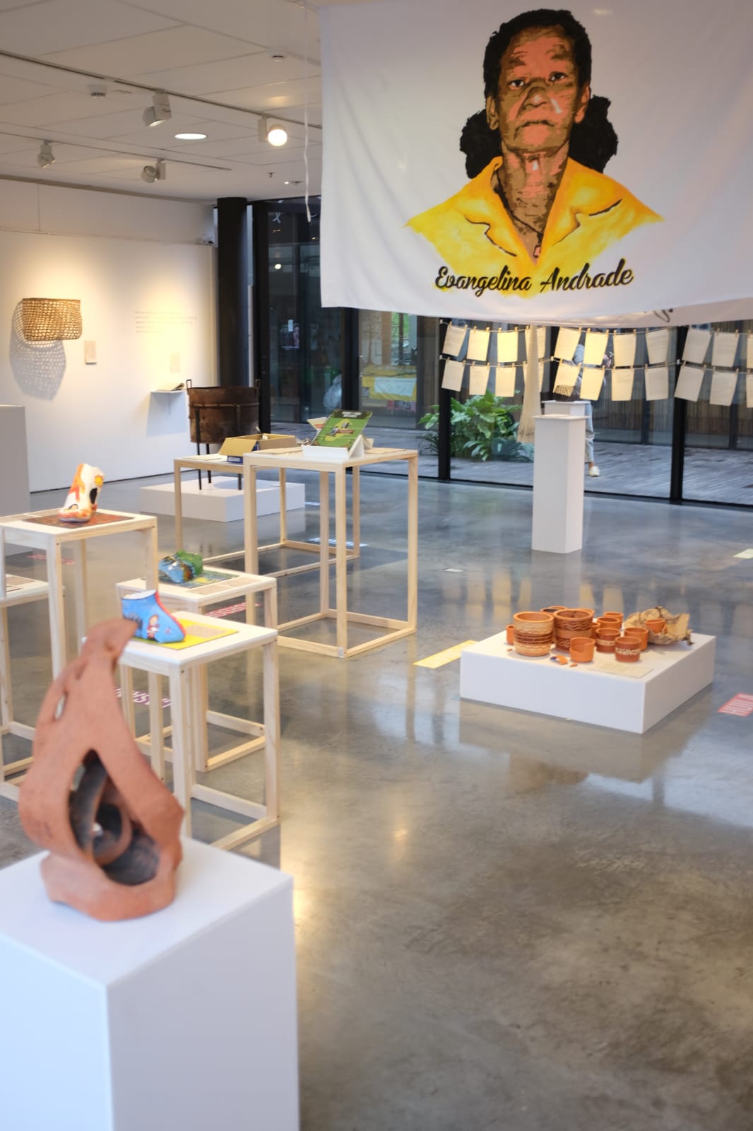Imágenes de la exposición Objetos sagrados, palabras preciosas, de la Comisión de la Verdad.