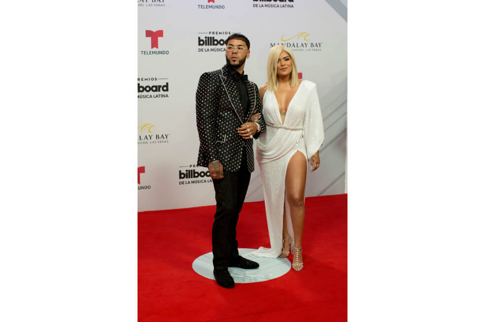 Roban 250.000 dólares a Anuel AA y Karol G mientras actuaban en Chile