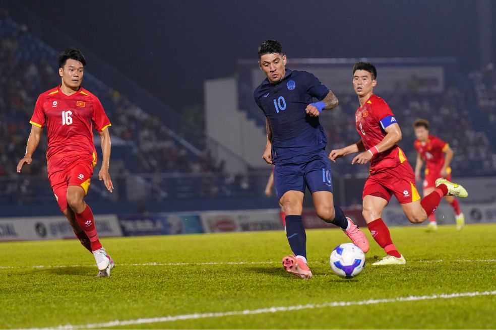 Andrés Nieto porta el número 10 en la selección de Camboya. En la foto se le ve durante un amistoso contra Vietnam.