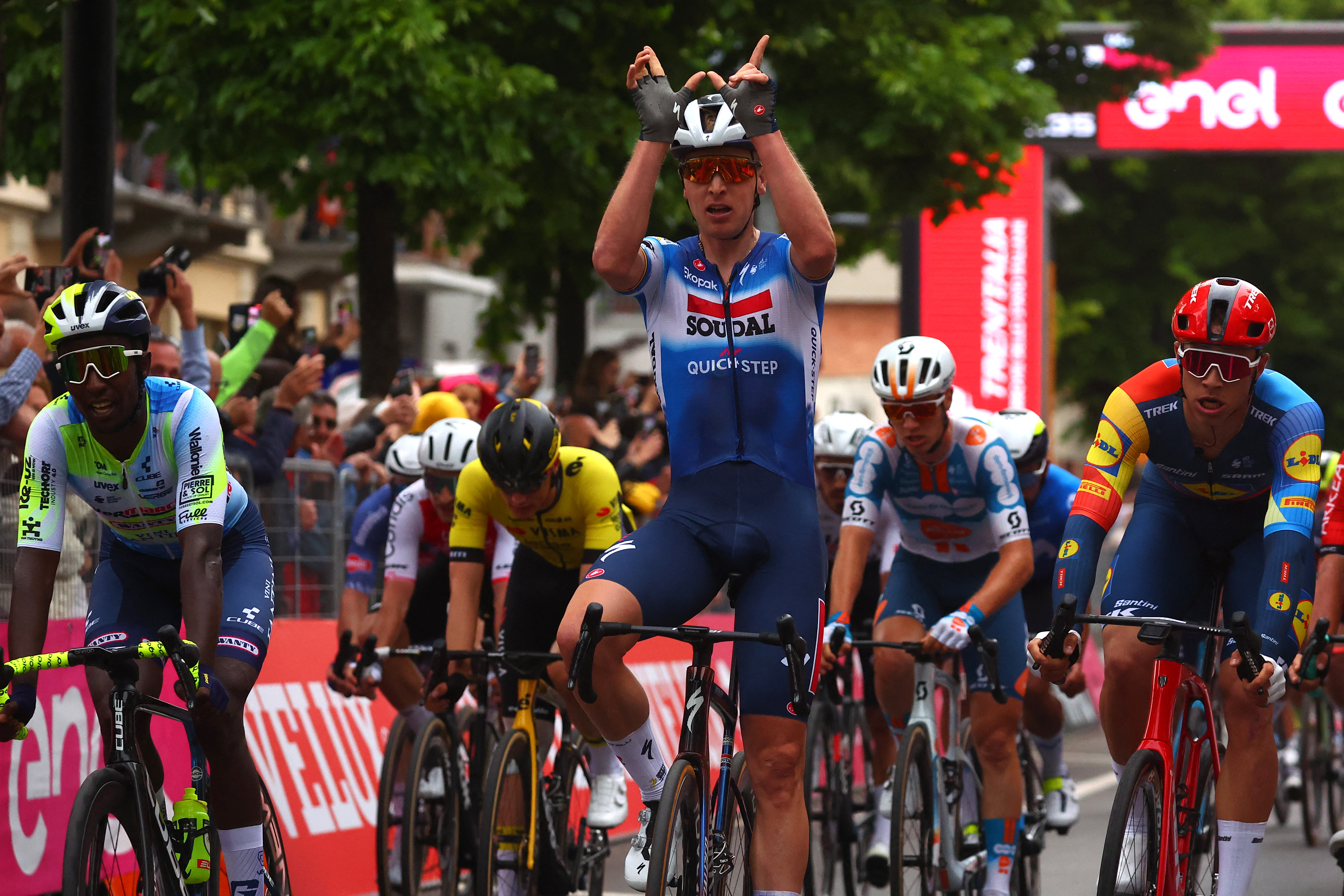 Tim Merlier, ganador de la tercera etapa del Giro de Italia: vea el esprint final