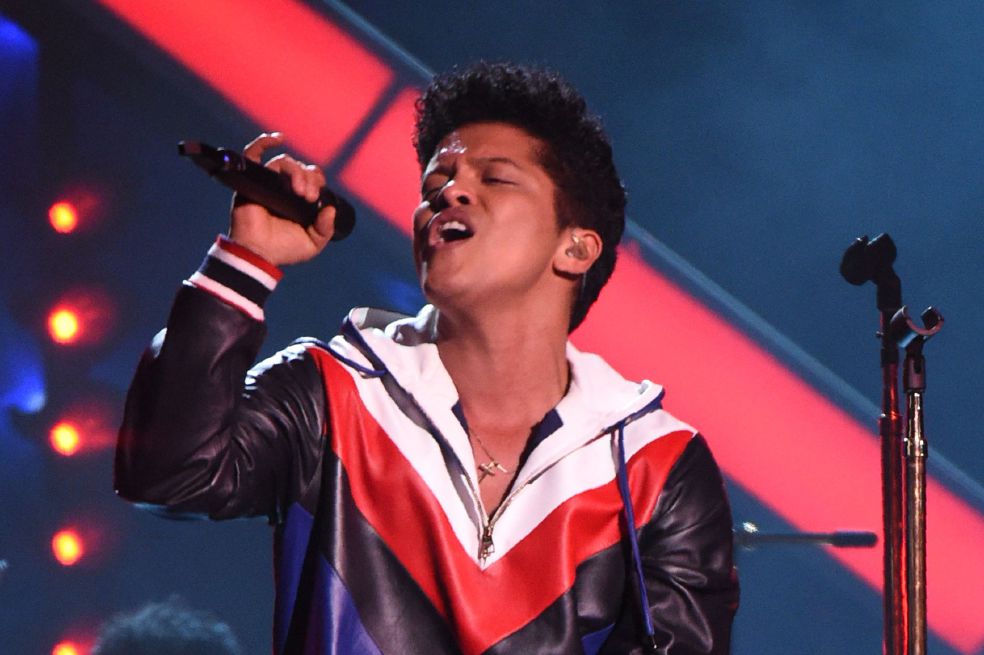 Bruno Mars fue elegido como el Artista del año en los American Music Awards 2017. / AFP