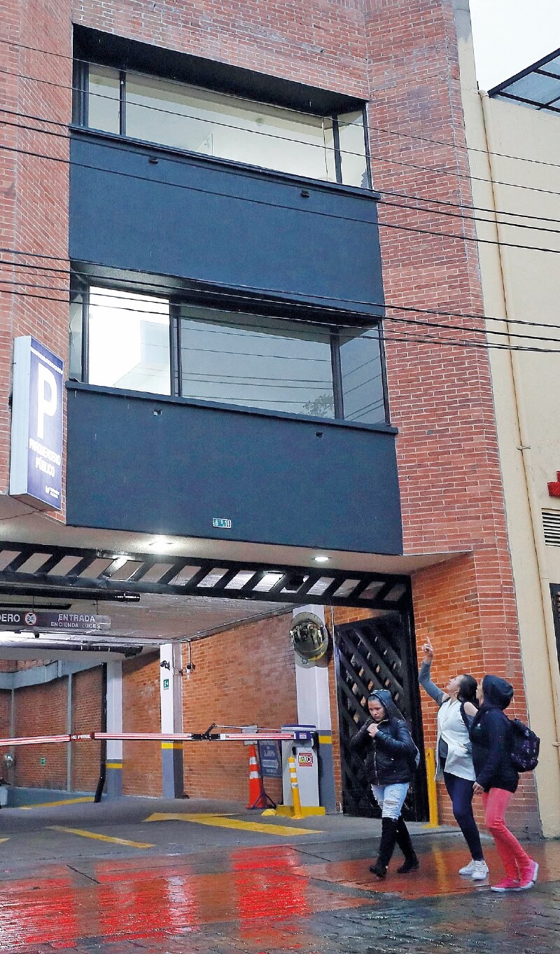 Desde la ventana del tercer piso de este edificio se deslizó Merlano.EFEEl pasado 27 de septiembre, exactamente a un mes de los comicios, la Misión de Observación Electoral (MOE) reveló un panorama preocupante. Entre el 27 de julio, cuando se cumplió el plazo para la inscripción de candidatos, hasta esa fecha, tan solo el 3,14 % de los aspirantes habían registrados sus ingresos y gastos en la aplicación Cuentas Claras, que el Consejo Nacional Electoral (CNE) adoptó desde 2010. Esas eran las cifras, a pesar de que la resolución 3097 de 2013 determinó que su uso es obligatorio y es la herramienta oficial en la que debe quedar sentada toda la rendición de cuentas de las campañas electorales. Para tener una magnitud de ese porcentaje, hasta ese día solo 3.704 candidatos de 117.822 inscritos habían consignado la información.