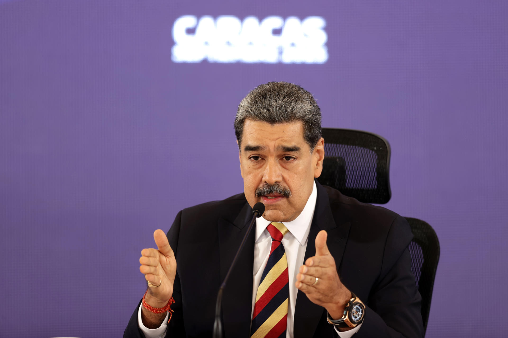 AME5255. CARACAS (VENEZUELA), 01/09/2025.- El presidente de Venezuela, Nicolás Maduro, habla en una rueda de prensa este lunes, en Caracas (Venezuela). Maduro, advirtió a su homólogo de Estados Unidos, Donald Trump, que el secretario de Estado de su país, Marco Rubio, quiere "manchar sus manos" con "sangre venezolana", al acusar al jefe de la diplomacia estadounidense de buscar un cambio político en la nación caribeña con una "amenaza militar". EFE/ Ronald Peña