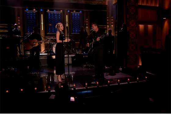 Miley Cyrus y Adam Sandler en el programa "The Tonight Show" de Jimmy Fallon. 