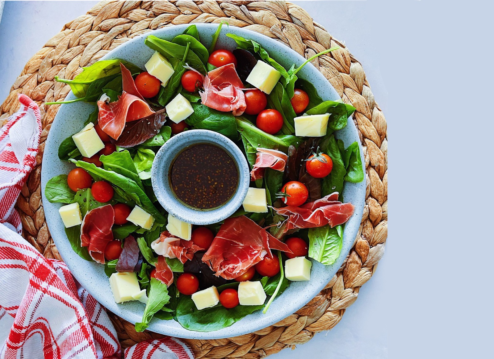 Ensalada navideña con jamón serrano, una receta para despertar el paladar