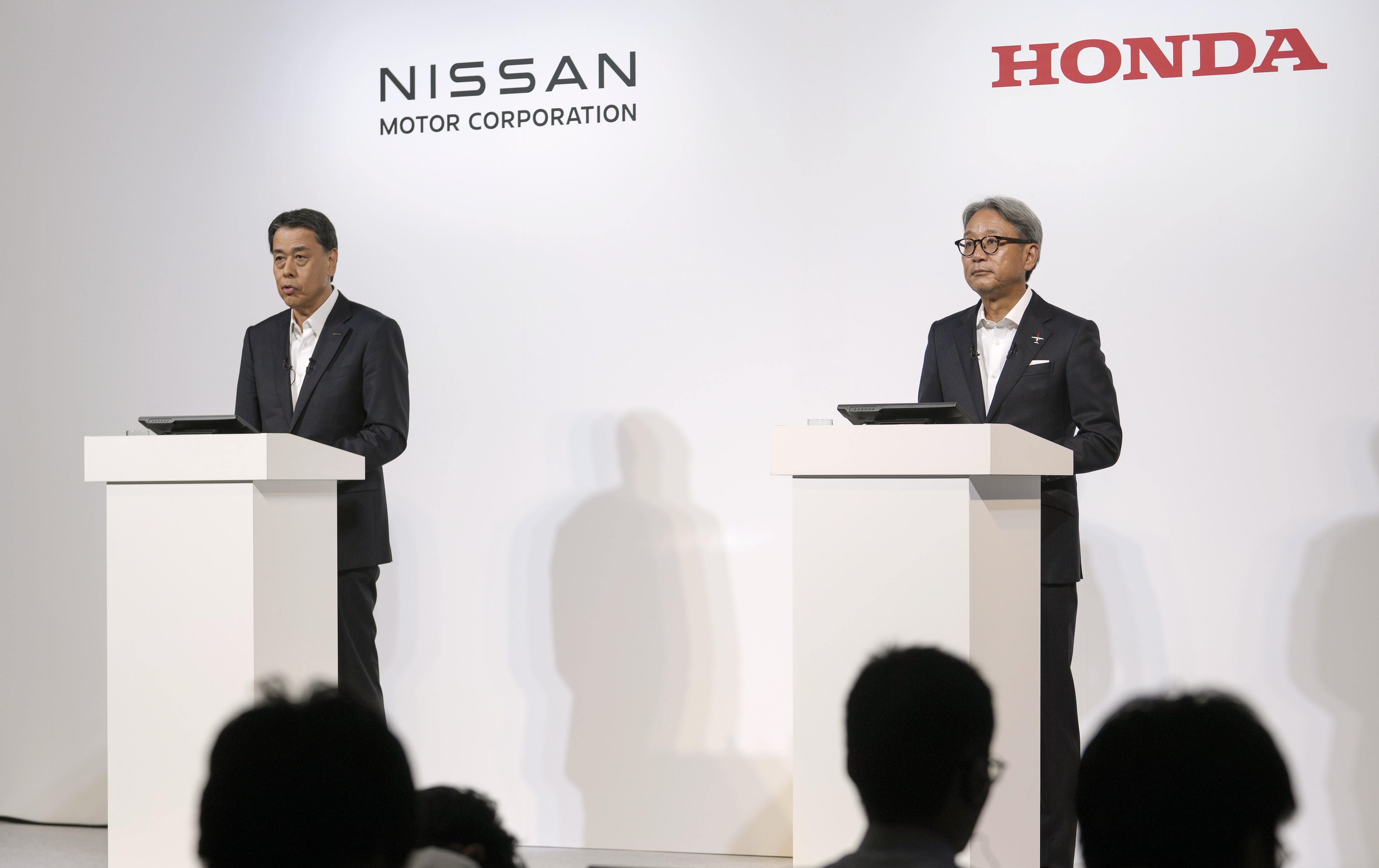 Tokyo (Japan), 01/08/2024.- Makoto Uchida (L), President and Chief Executive Officer (CEO) of Nissan Motor Co., Ltd., and Toshihiro Mibe, President and Chief Executive Officer (CEO) of Honda Motor Co., Ltd., attend a joint new conference in Tokyo, Japan, 01 August 2024, announcing the two companies have agreed to carry out joint research in fundamental technologies for next-generation software-defined vehicles (SDVs). (Japón, Tokio) EFE/EPA/KIMIMASA MAYAMA